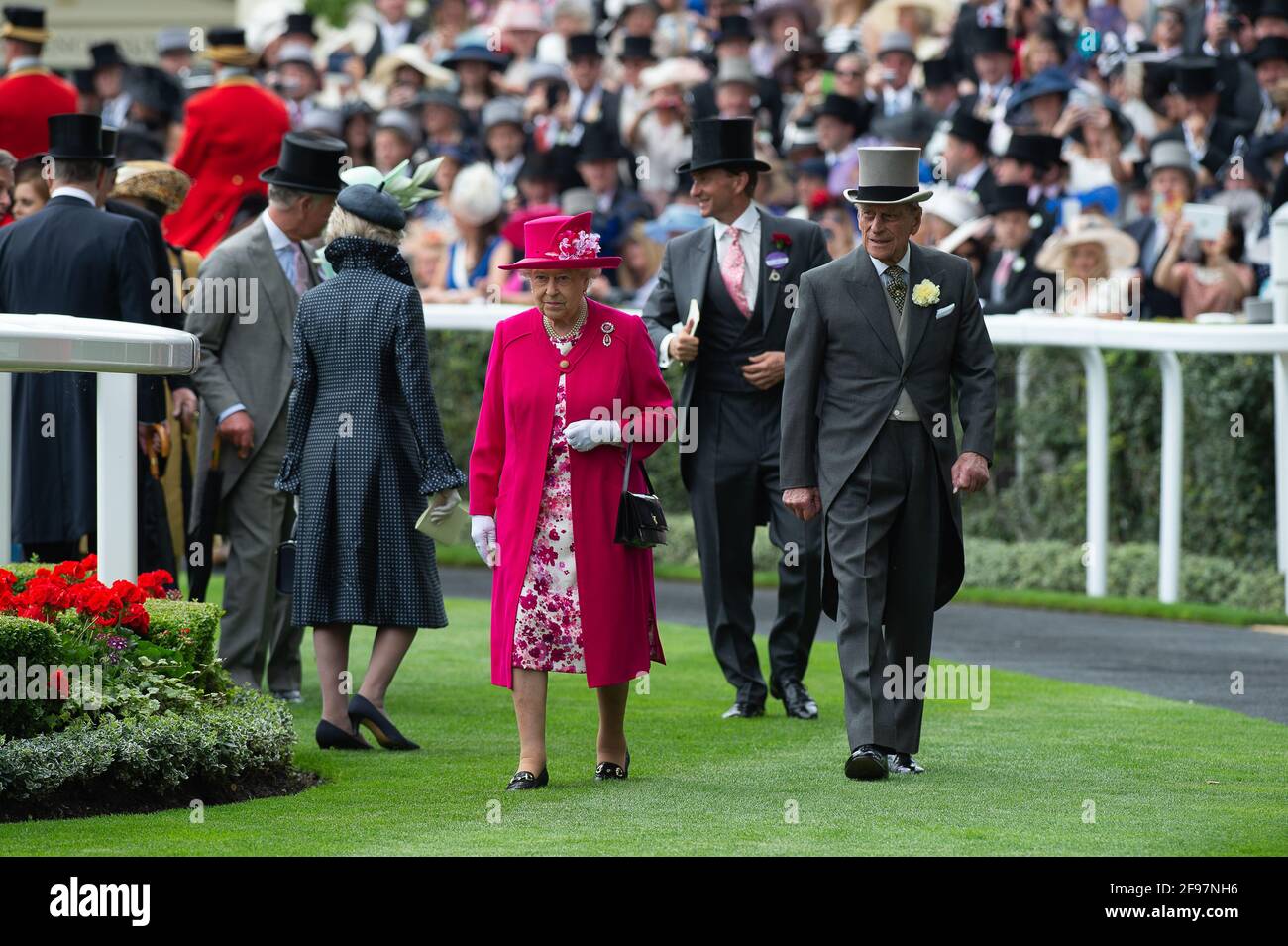 Ascot, Bergen, Großbritannien. Juni 2015. Ihre Majestät die Königin und Prinz Philip, der Herzog von Edinburgh, kommen in der Kutschenprozession in Royal Ascot an. Quelle: Maureen McLean/Alamy Stockfoto