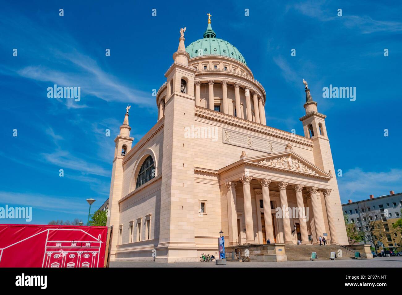 Nikolaikirche in der historischen Innenstadt mit blauem Himmel und sonnigem Tag, Potsdam, Deutschland Stockfoto