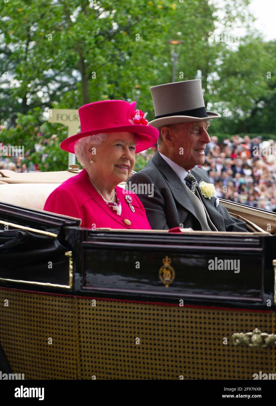 Ascot, Bergen, Großbritannien. Juni 2015. Ihre Majestät die Königin und Prinz Philip, der Herzog von Edinburgh, kommen in der Kutschenprozession in Royal Ascot an. Quelle: Maureen McLean/Alamy Stockfoto