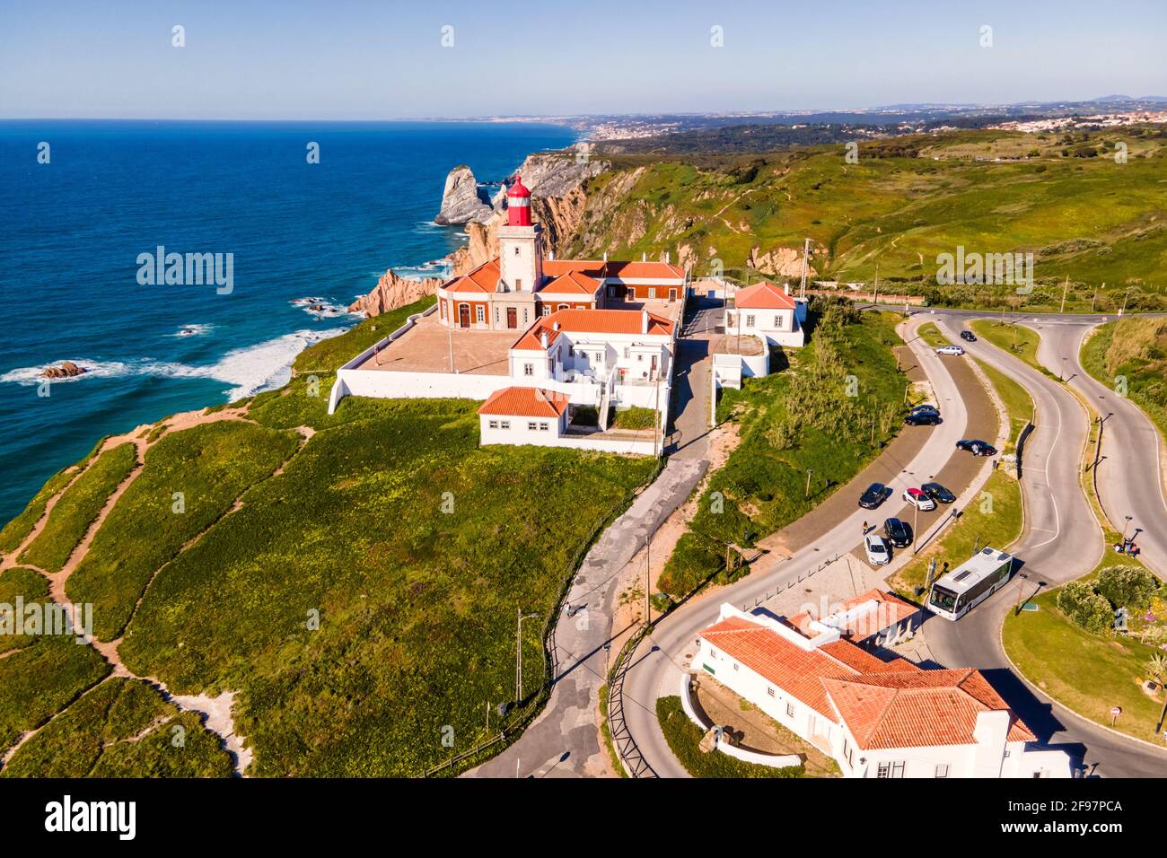 luftaufnahme-des-leuchtturms-cabo-da-roca-einer-nat-rlichen-k-ste-mit