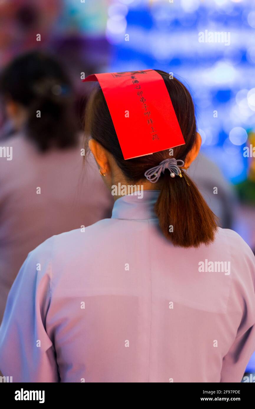Vietnam, Ho Chi Minh Stadt, Chua Giac Lam Pagode mit der Vai DuoC Su (Medicine Buddha) Zeremonie, Frau, Kopf, Stück Papier, Stockfoto