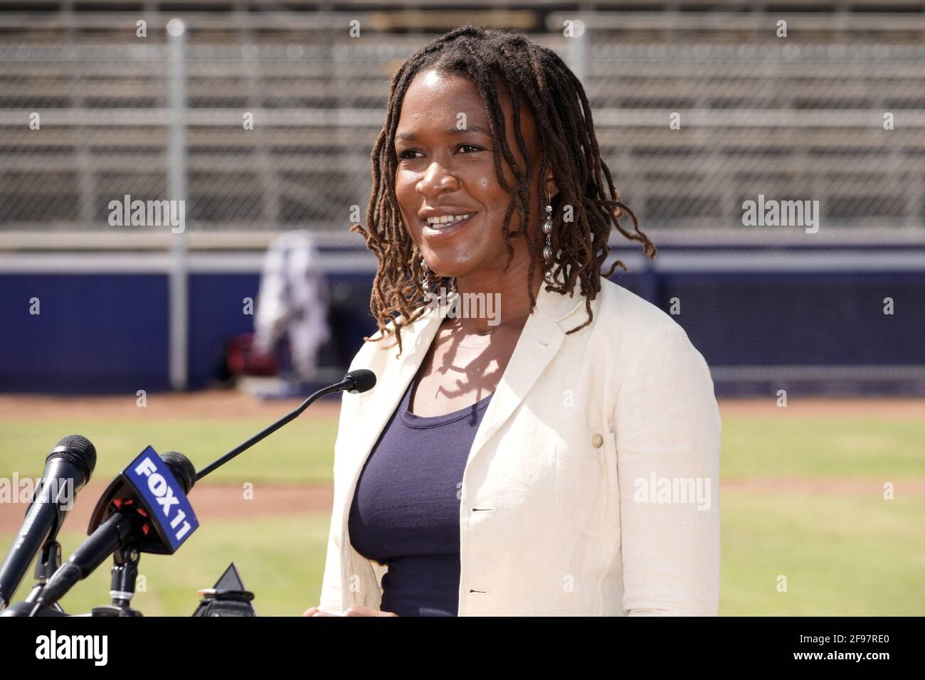 Ayo Robinson spricht bei einer Los Angeles Dodgers Foundation Dreamfields Band-Cutting-Zeremonie im Gonzales Park, Donnerstag, 15. April 2021, in Compton, Ca Stockfoto