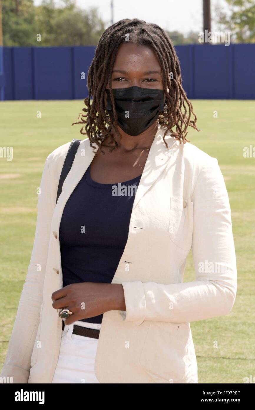 Ayo Robinson posiert mit Gesichtsmaske bei einer Los Angeles Dodgers Foundation Dreamfields Band-Cutting-Zeremonie im Gonzales Park, Donnerstag, 15. April 2021, Stockfoto