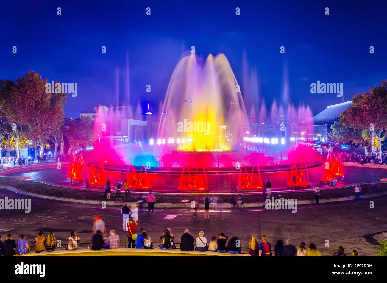 Nachtansicht des magischen Brunnens in Barcelona, Spanien Stockfoto