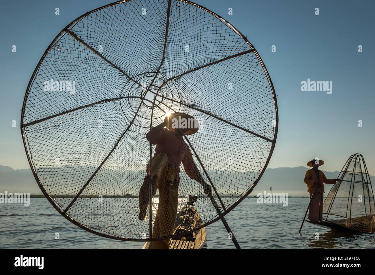 Myanmar, Szenen am Inle Lake (Inle Lake) bei Sonnenuntergang mit einbeinigen Fischern Stockfoto