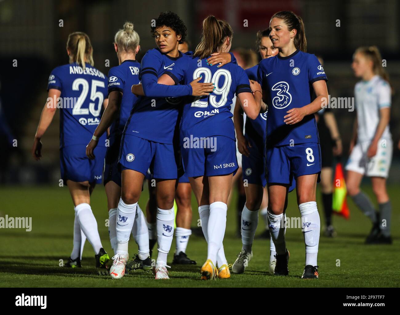 Chelsea's Jess Carter (links) umarmt Jorja Fox nach dem vierten Runde des Vitality Women's FA Cup im Kingsmeadow Stadium, London. Stockfoto
