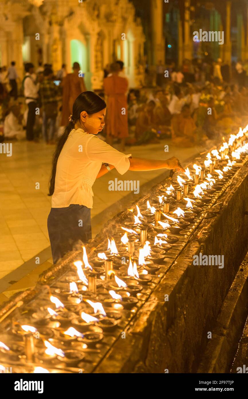 Myanmar, Yangon, die Shwedagon Pagode, Gläubige, Kerzen, Lichtermeer, Stockfoto