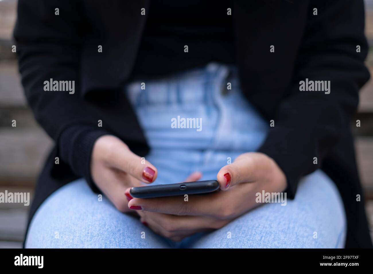 Junge Frau nutzt Smartphone für Messaging-Chat auf einem Smartphone, Social Abhängigkeit von Netzwerktechnologieunternehmen Stockfoto