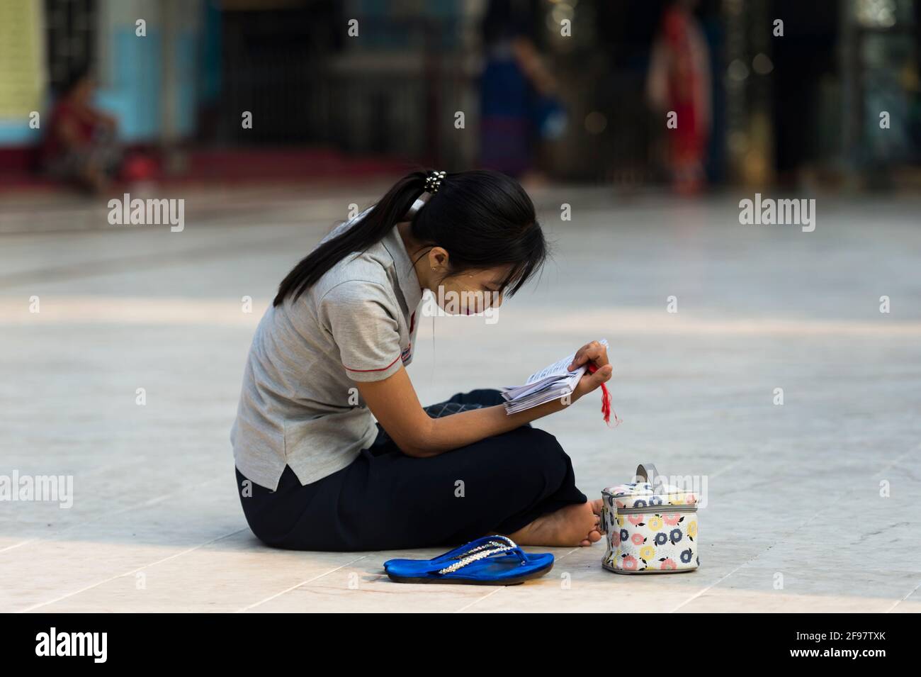 Myanmar, Yangon, die Sule-Pagode, Frau, sitzen, Lesen, Stockfoto