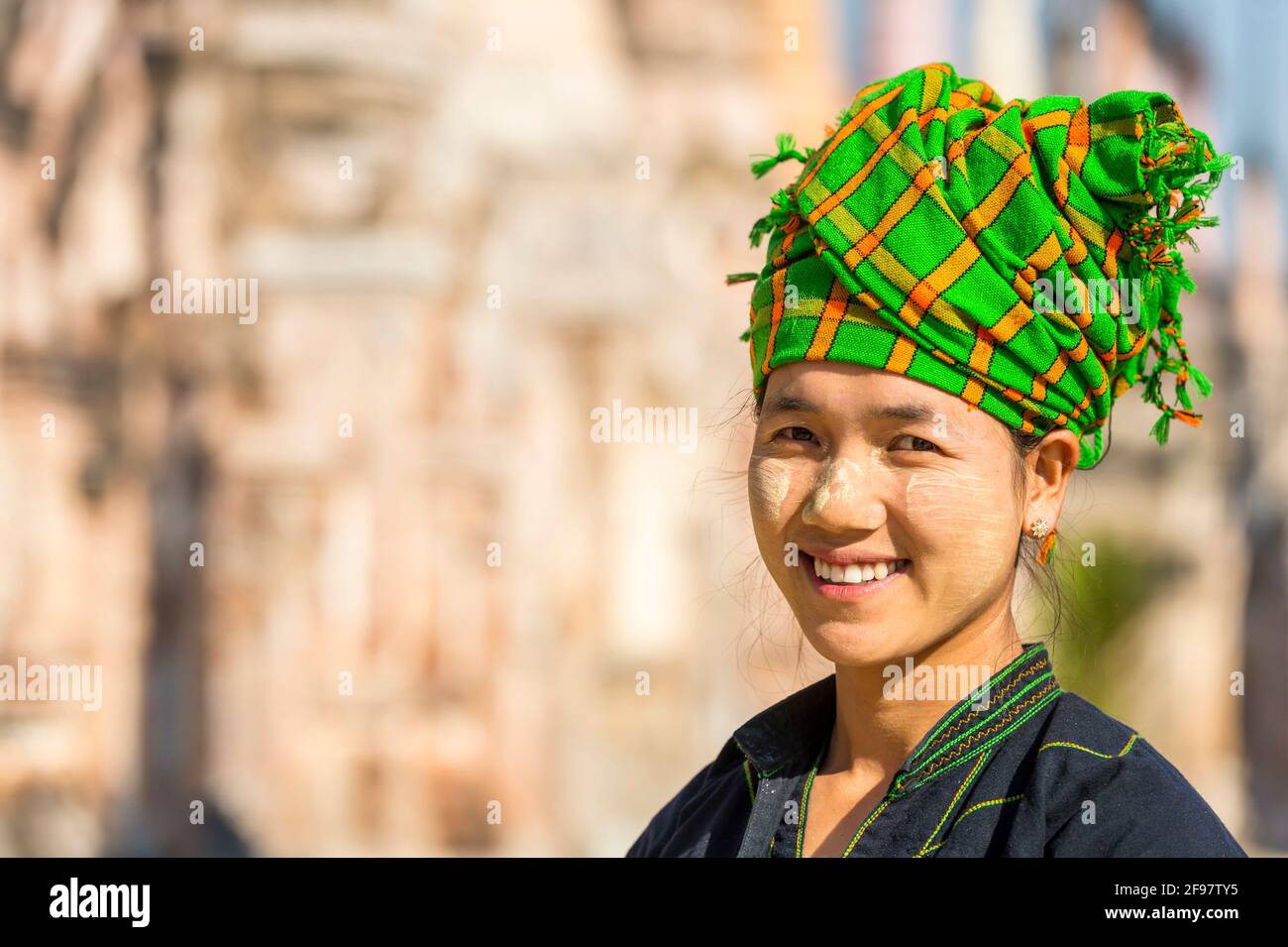 Myanmar, Szenen am Inle See, im Pagodenwald Kakku, Frau, Lächeln, Kopftuch, Portrait, Stockfoto