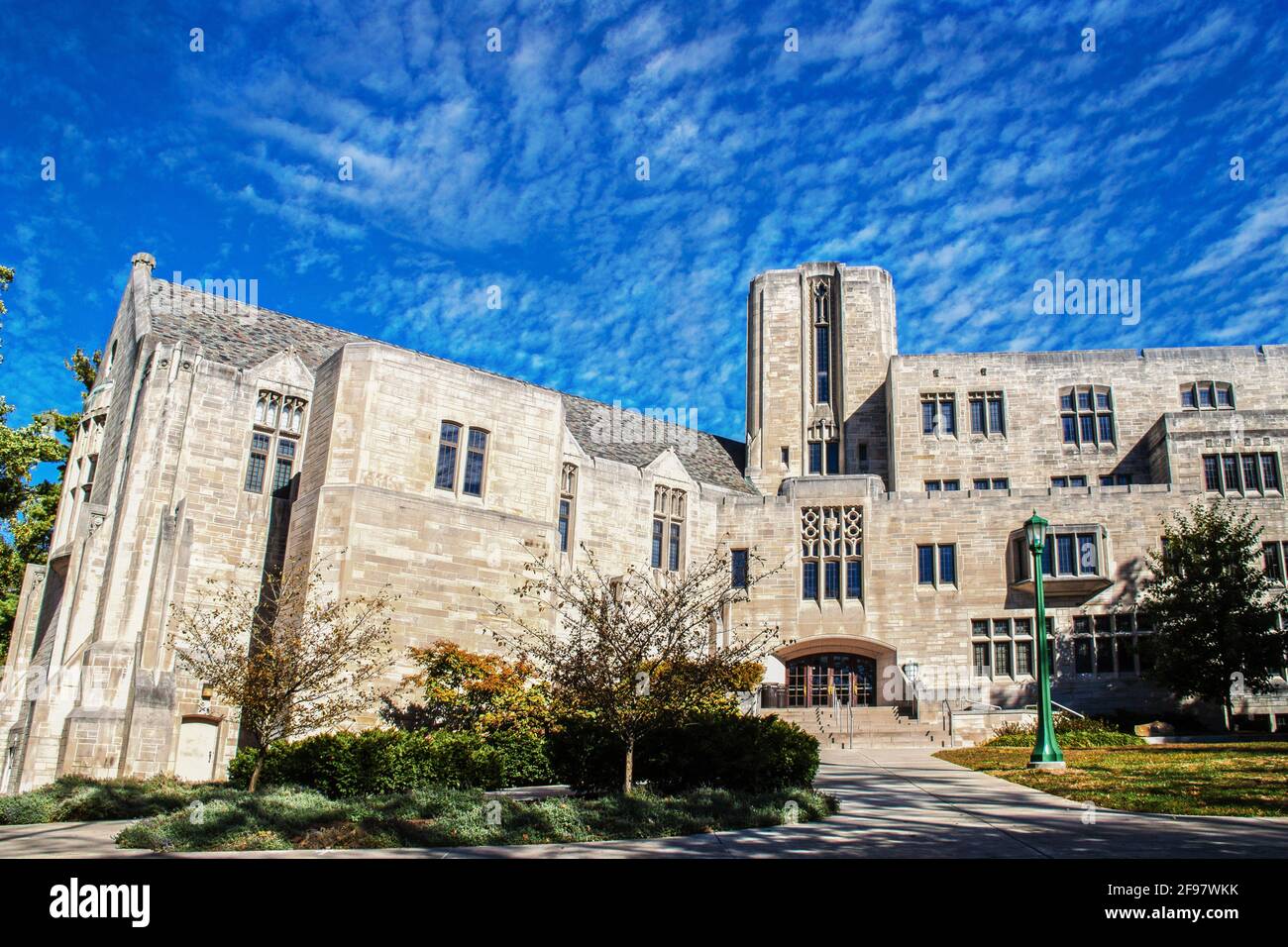 2019 10 19 Bloomington USA IU-Gebäude auf dem Campus in dramatischem Blau Himmel mit Kissenwolken Stockfoto