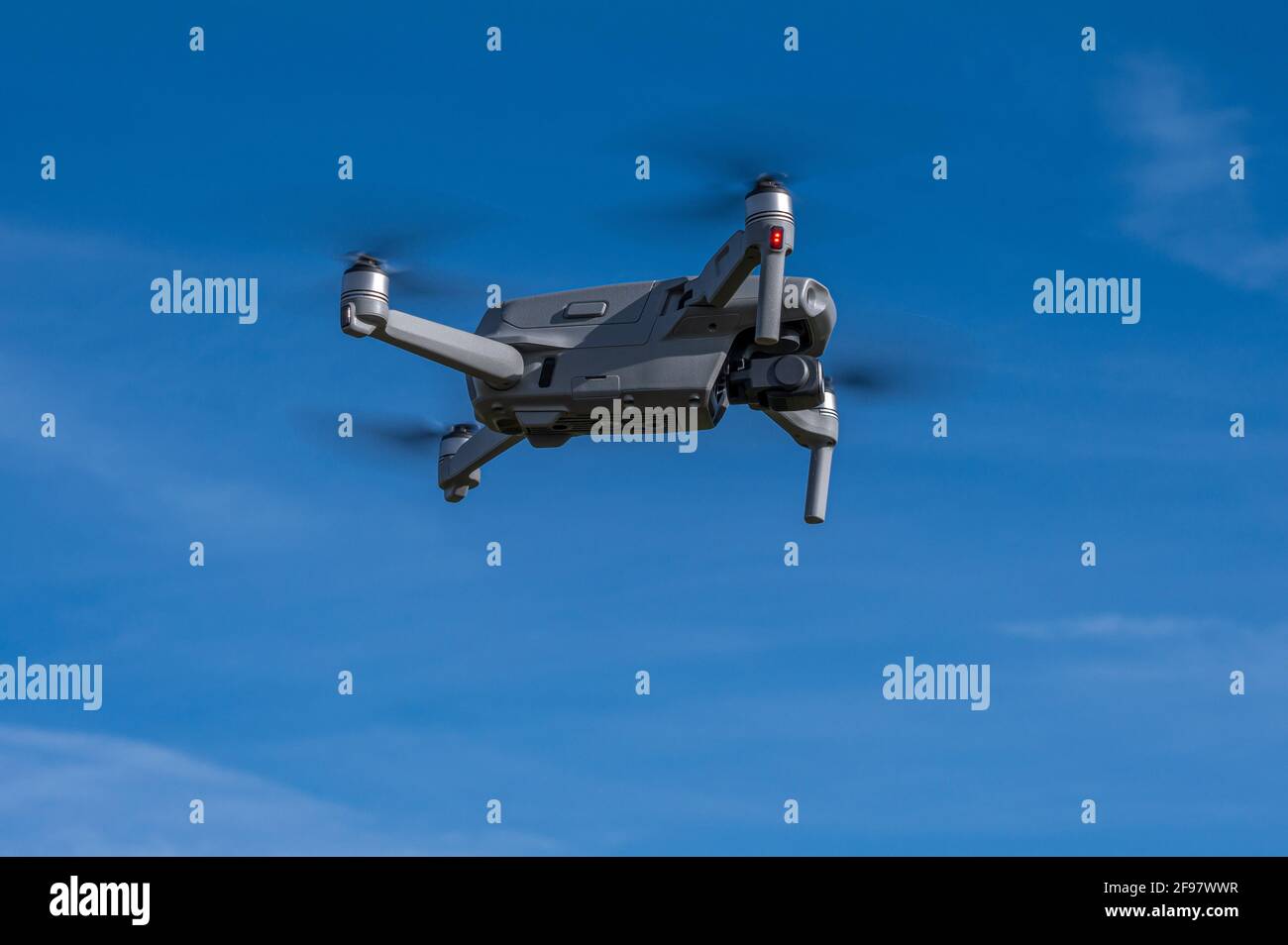 Fliegender Quadrocopter, ferngesteuerte Drohne mit Kamera, DJI Mavic Air 2, Bayern, Deutschland, Europa Stockfoto