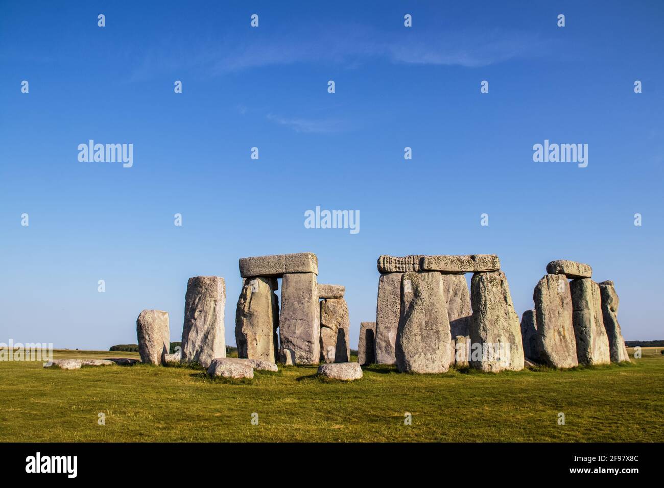 Altes Stonehenge - stehende Felsen - in Großbritannien unter Ein schöner blauer Himmel an einem sonnigen Tag mit Kontrast Schatten Stockfoto