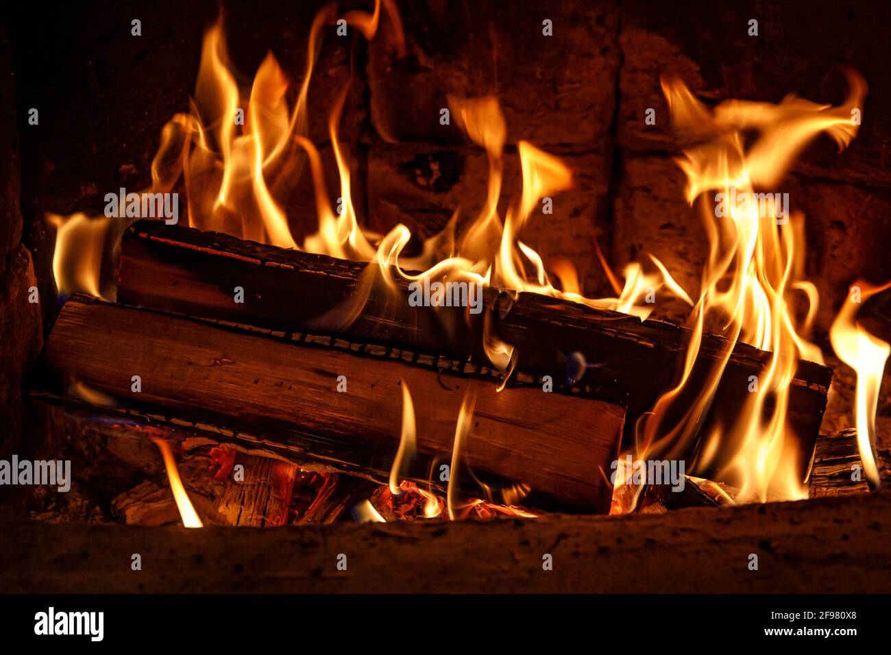 Brennholz in der Kamin-Nahaufnahme, glühende Protokolle, Feuer und Flammen  brennen Stockfotografie - Alamy