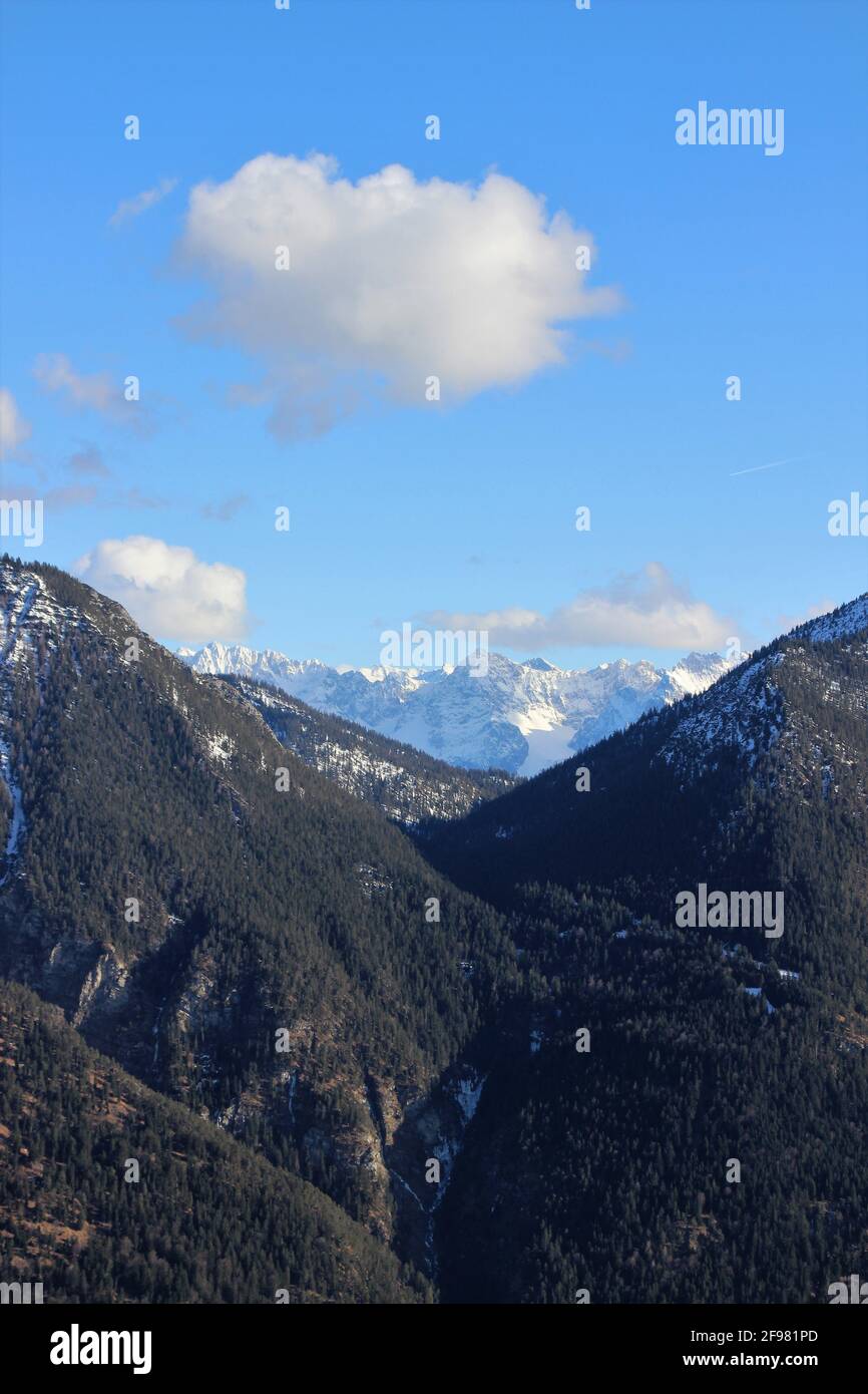Winterwanderung zum Schafkopf mit Blick auf das Estergebirge Schnitt zur Esterbergalm im Hintergrund ist das Karwendel zu sehen, Europa, Deutschland, Bayern, Oberbayern, Loisachtal Stockfoto