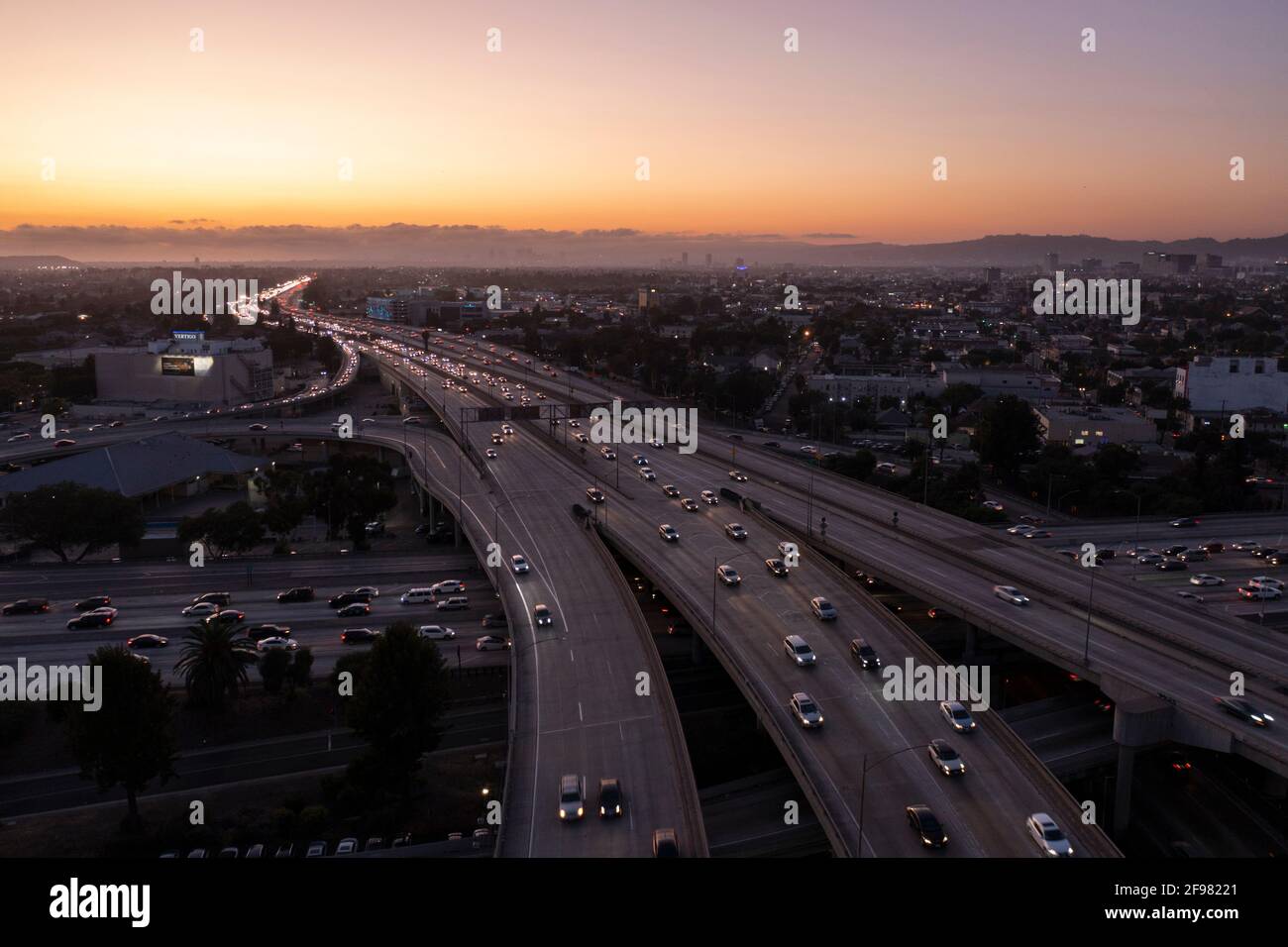 Luftaufnahme bei Sonnenuntergang auf dem Santa Monica Freeway, Interstate 10 in Richtung Westen Stockfoto
