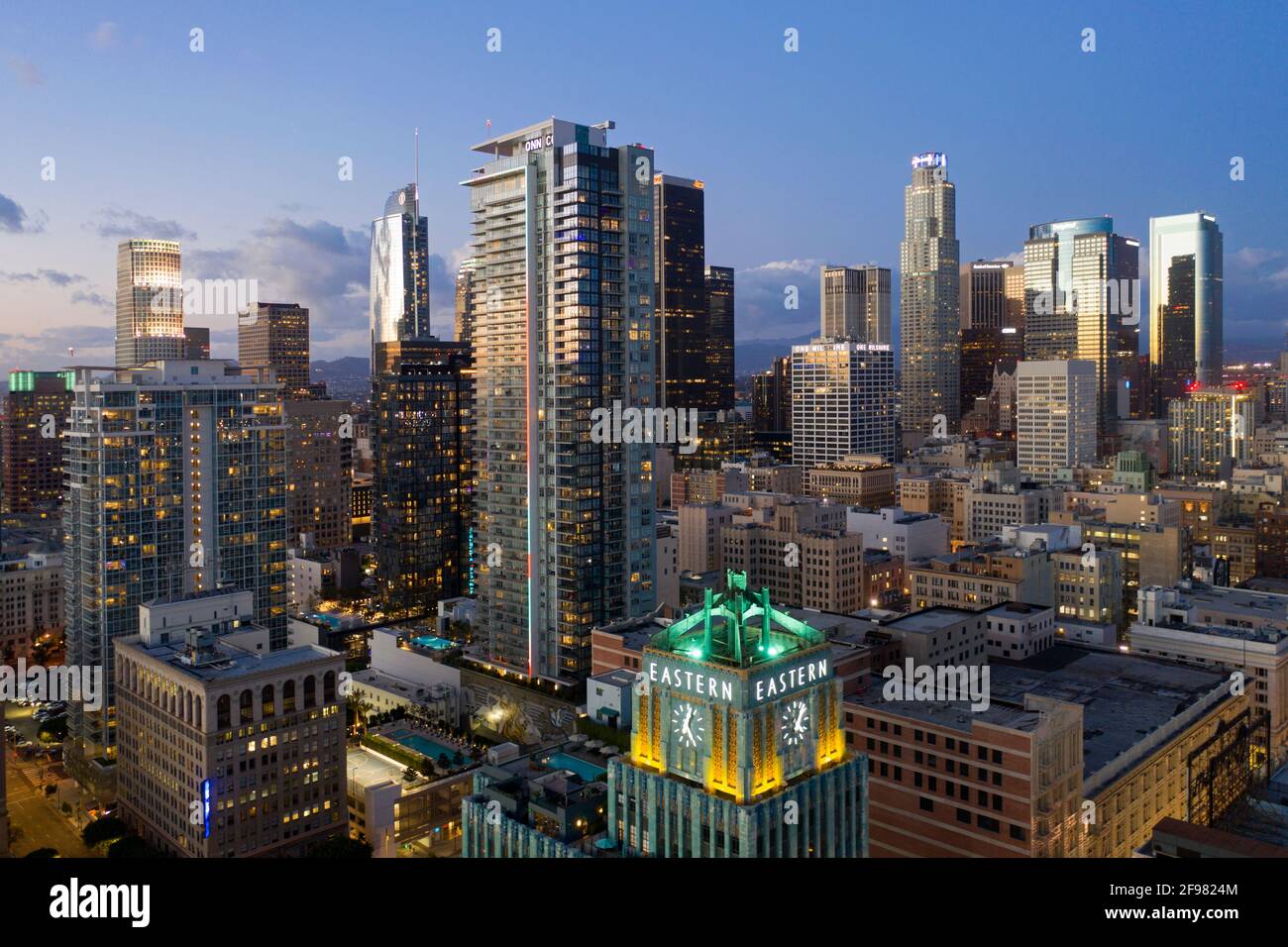 Historischer Kern der Innenstadt von Los Angeles mit Eastern Building und Skyline der Stadt in der Abenddämmerung Stockfoto