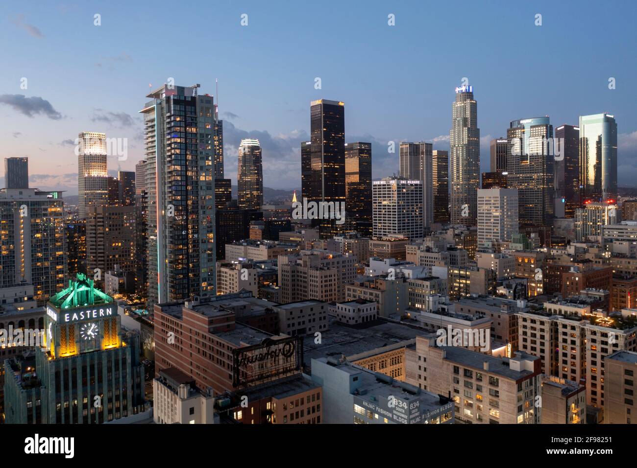 Historischer Kern der Innenstadt von Los Angeles mit Eastern Building und Skyline der Stadt in der Abenddämmerung Stockfoto
