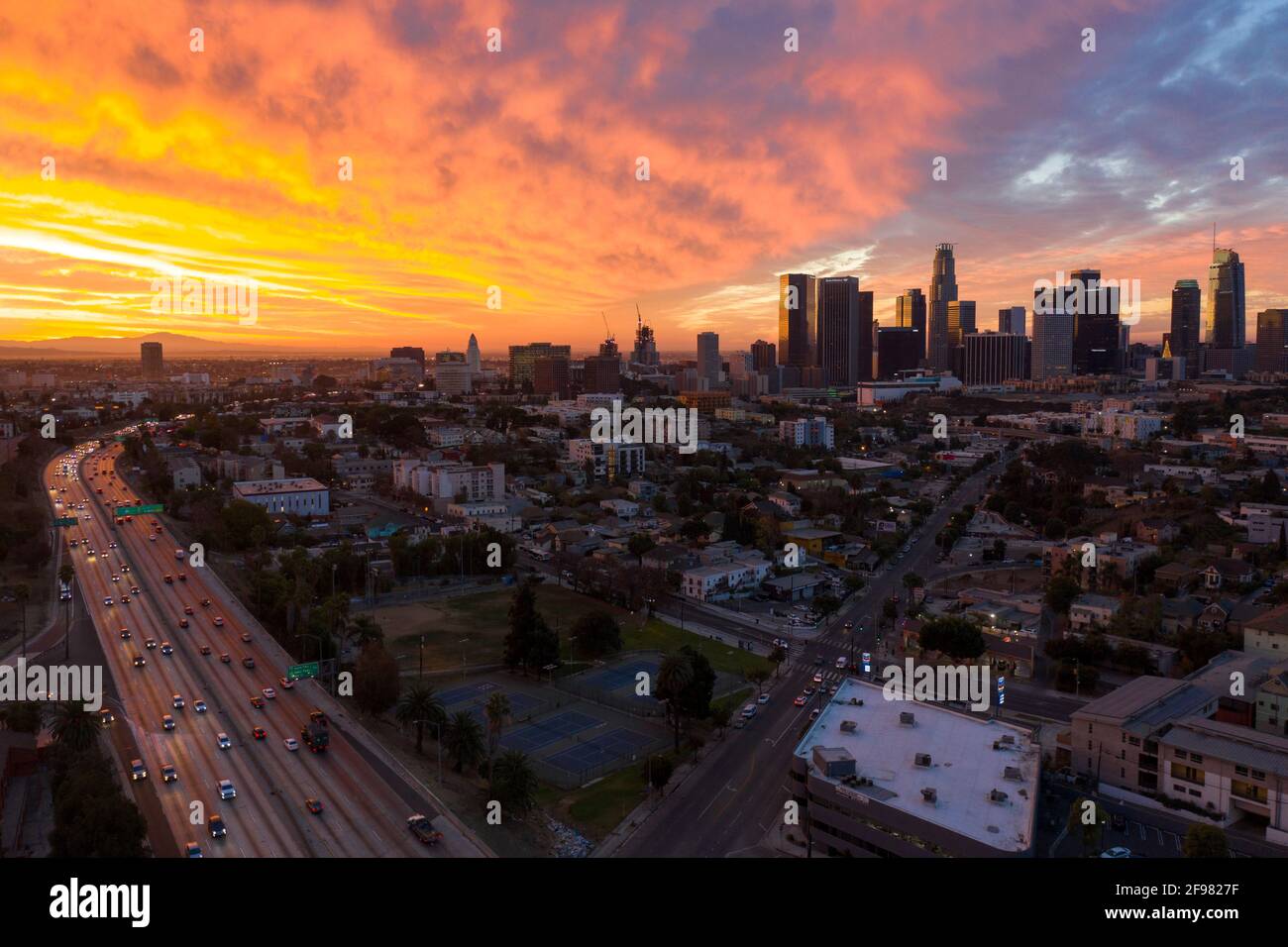 Spektakulärer Sonnenaufgang über Downtown Los Angeles und dem 101 Hollywood Autobahn bei Sonnenaufgang Stockfoto