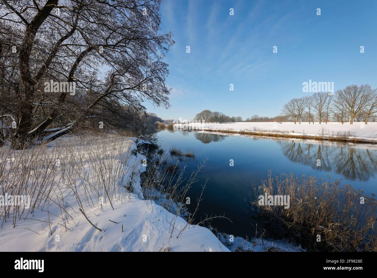 Dorsten, Nordrhein-Westfalen, Deutschland - sonnige Winterlandschaft im Ruhrgebiet, Eis und Schnee auf der Lippe. Stockfoto