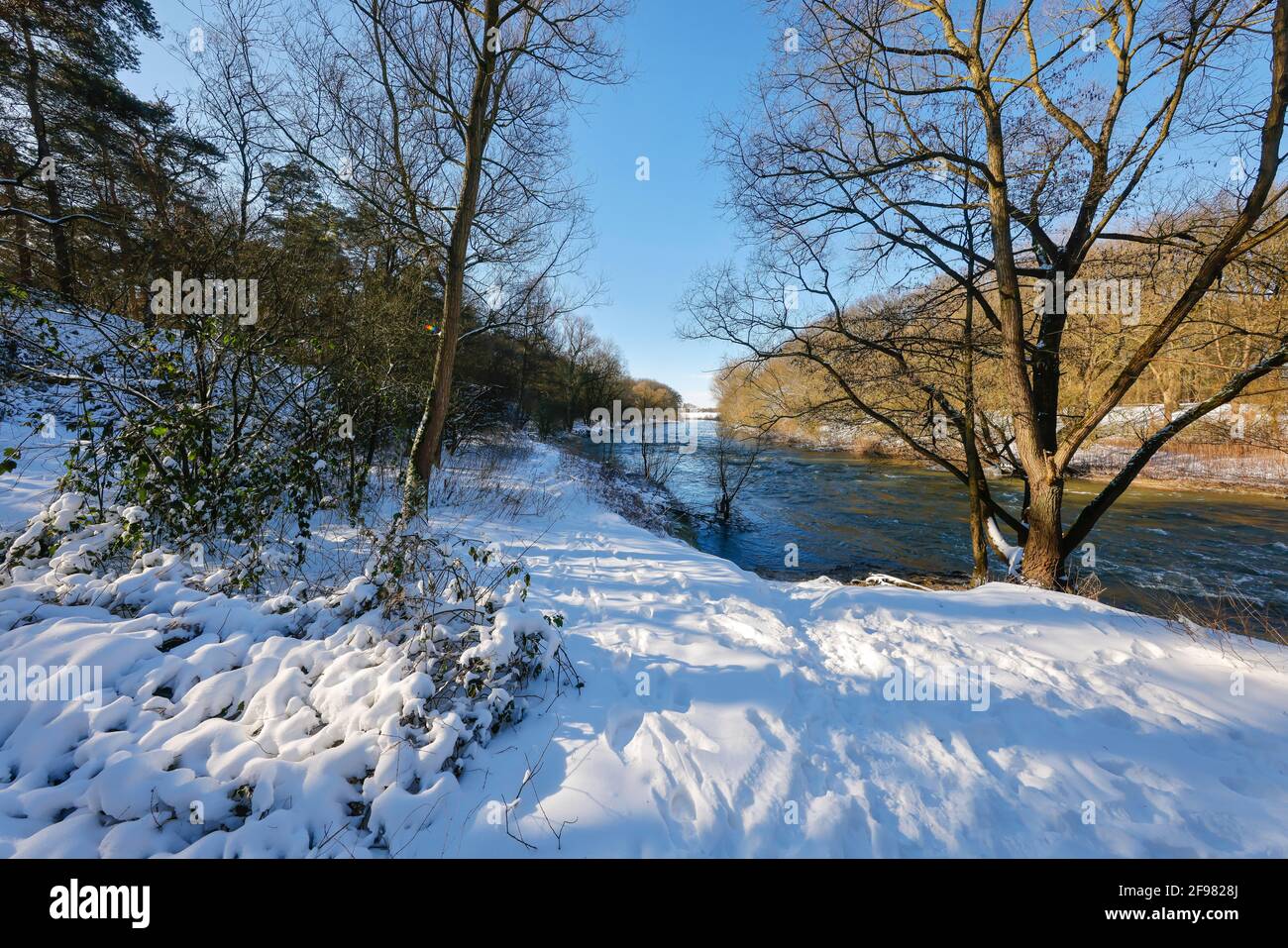 Marl, Nordrhein-Westfalen, Deutschland - sonnige Winterlandschaft im Ruhrgebiet, Eis und Schnee auf der Lippe. Stockfoto