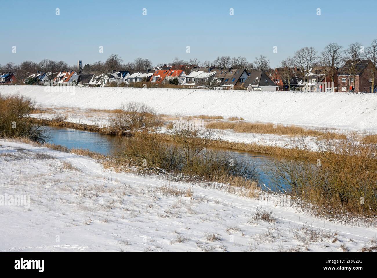 Dorsten, Nordrhein-Westfalen, Deutschland - sonnige Winterlandschaft im Ruhrgebiet, Eis und Schnee auf der Lippe. Stockfoto