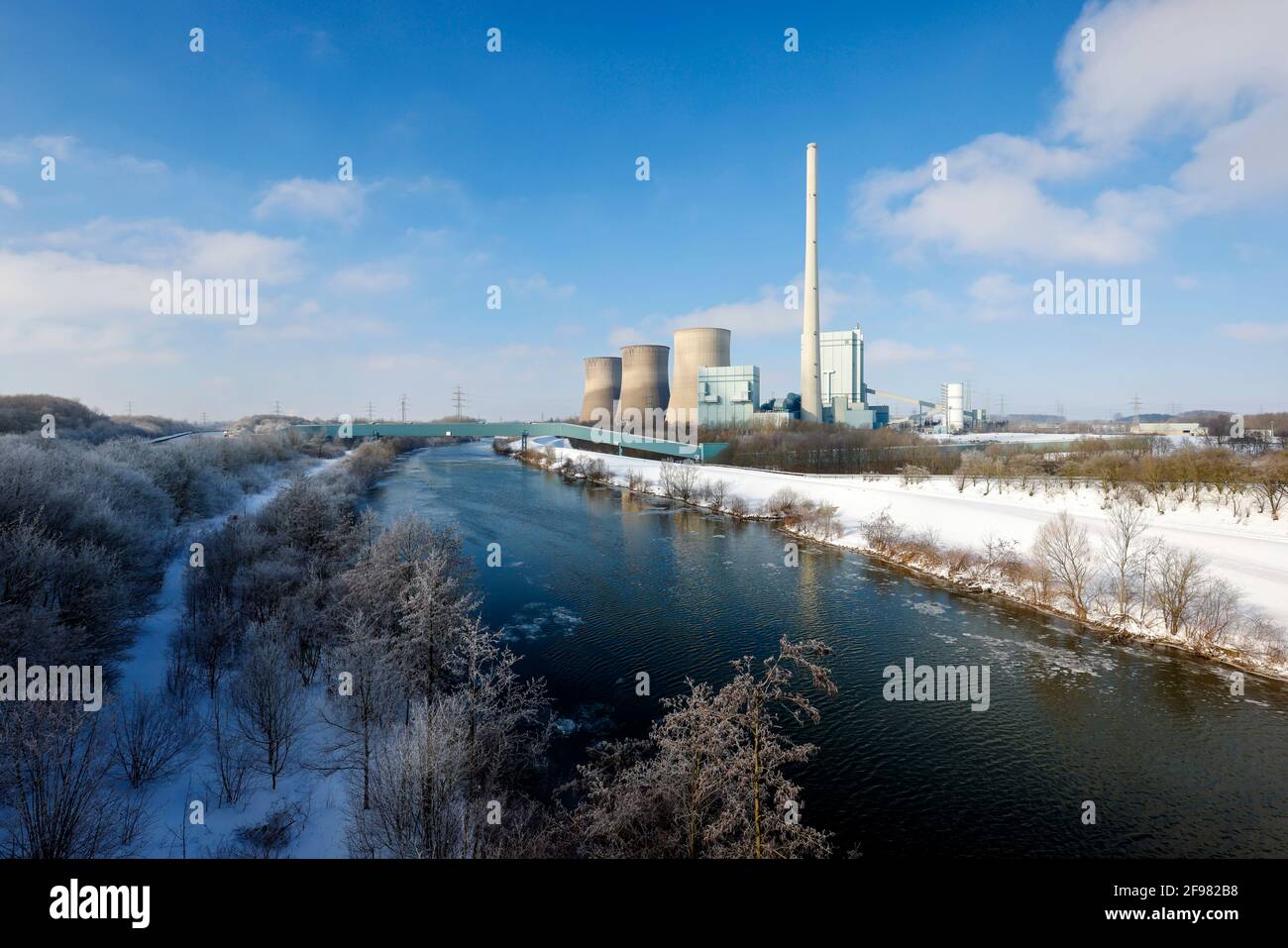 Hamm, Nordrhein-Westfalen, Deutschland - sonnige Winterlandschaft im Ruhrgebiet, Eis und Schnee auf der Lippe, hinten das Gaskraftwerk RWE Gersteinwerk. Stockfoto