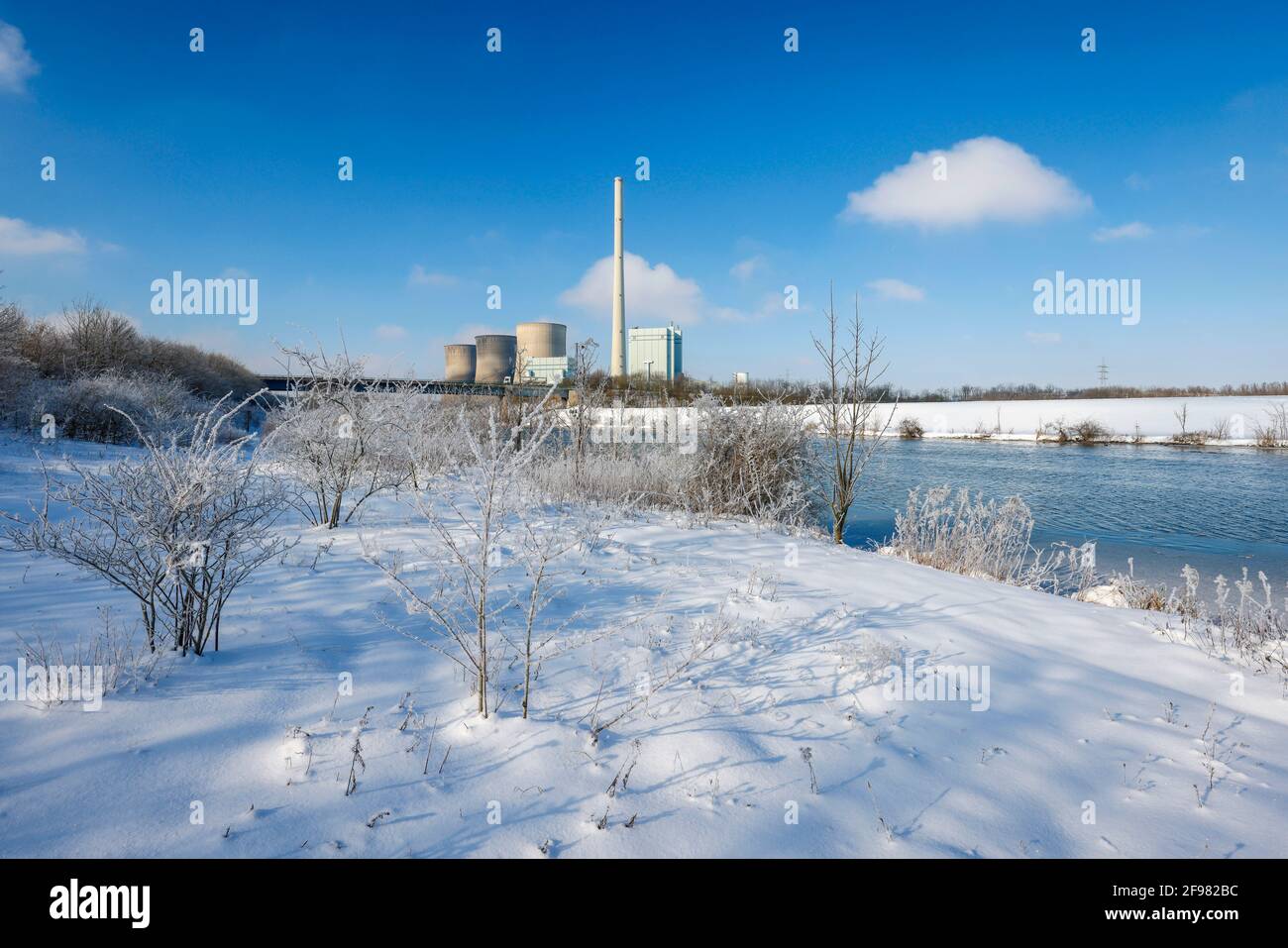 Hamm, Nordrhein-Westfalen, Deutschland - sonnige Winterlandschaft im Ruhrgebiet, Eis und Schnee auf der Lippe, hinten das Gaskraftwerk RWE Gersteinwerk. Stockfoto