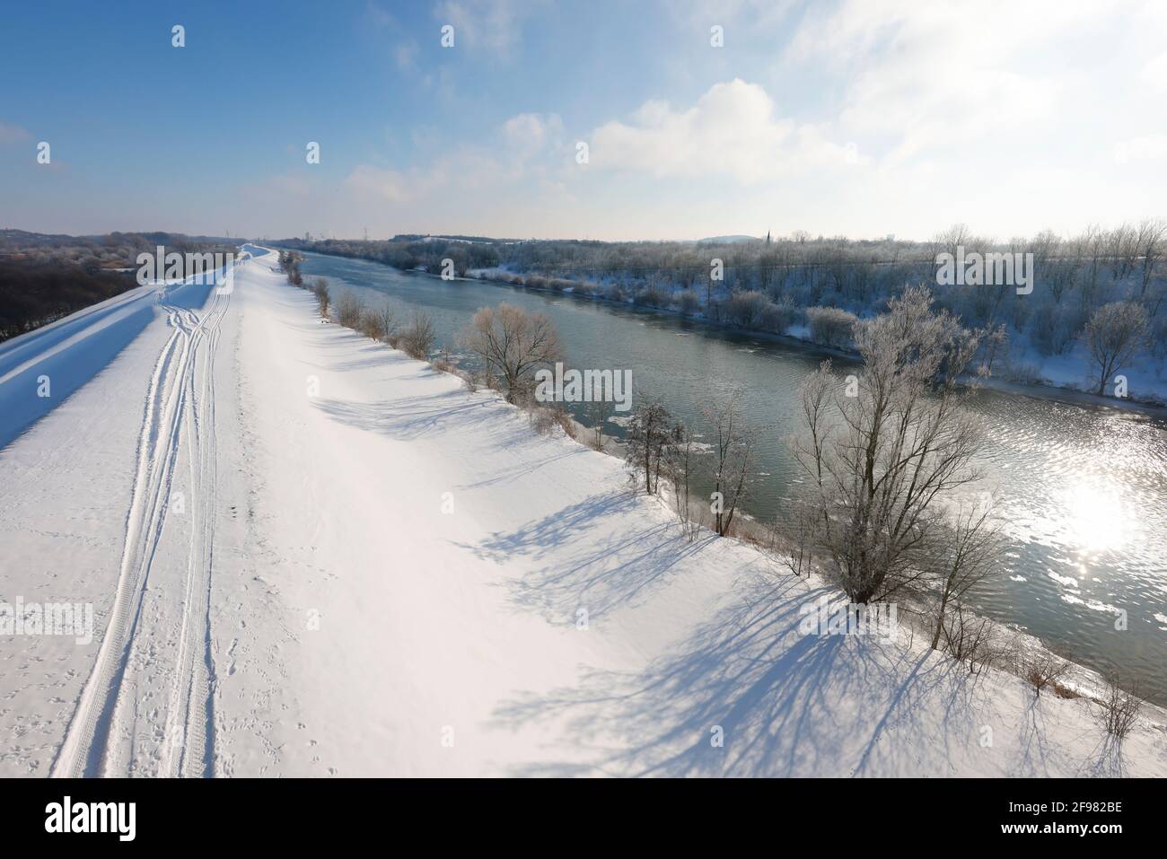 Hamm, Nordrhein-Westfalen, Deutschland - sonnige Winterlandschaft im Ruhrgebiet, Eis und Schnee auf der Lippe. Stockfoto