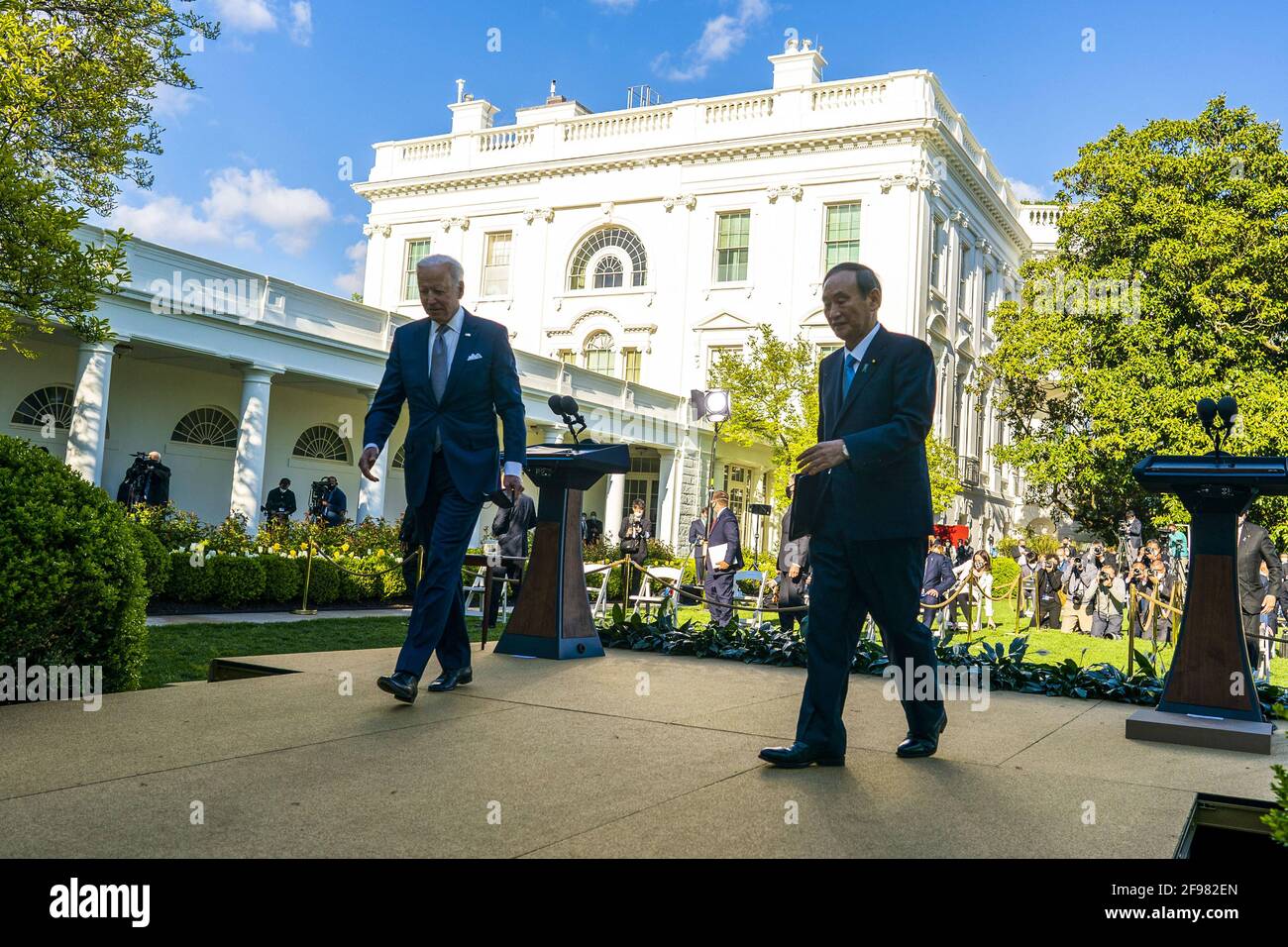 Präsident Joe Biden und der Premierminister von Japan, S.E. Suga Yoshihihide, während einer gemeinsamen Pressekonferenz im Weißen Haus am Freitag, den 16. April 2021. (Foto von Doug Mills/The New York Times) Stockfoto