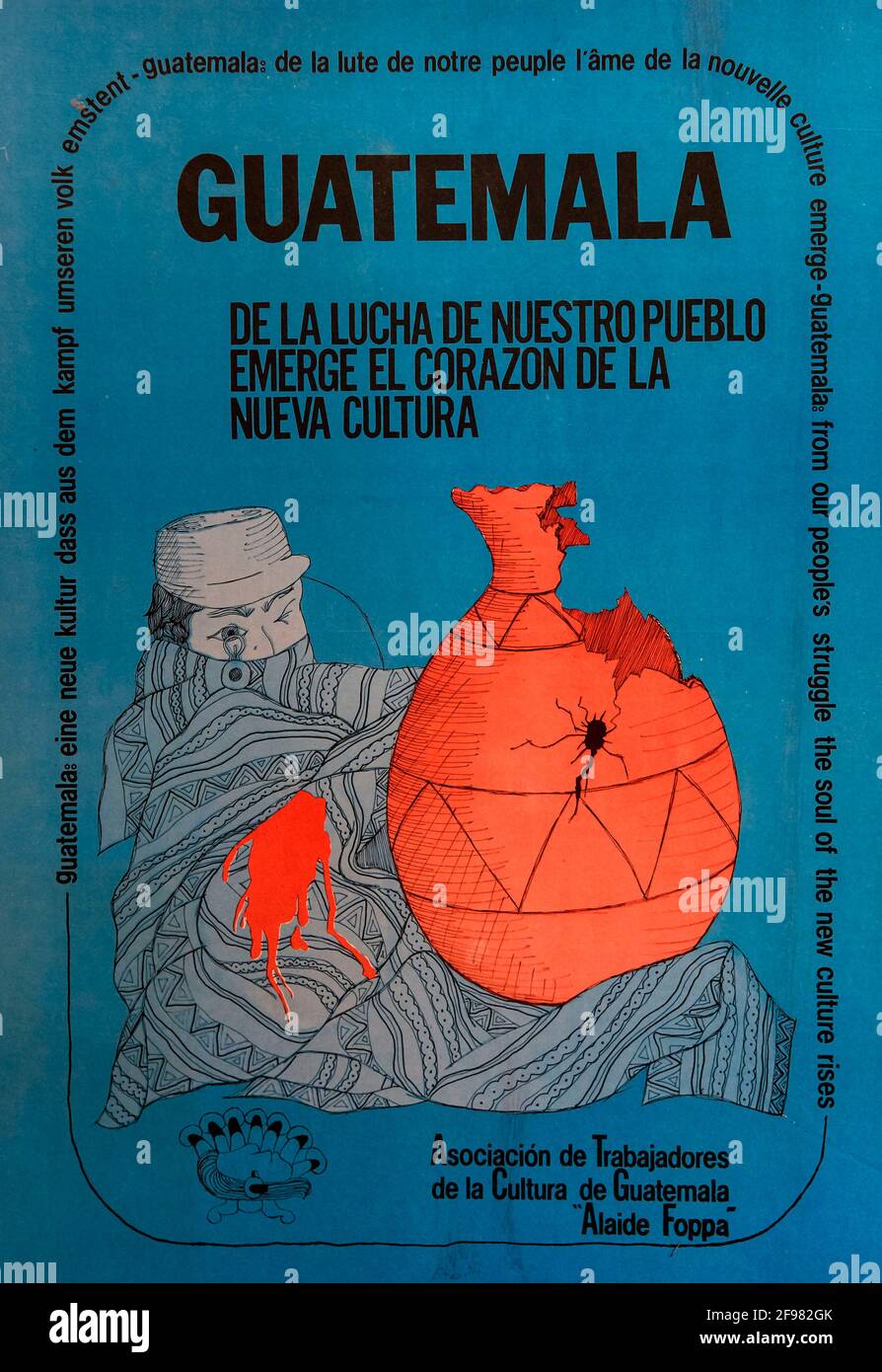 San Rafael, Kalifornien, USA. April 2021. „aus dem Kampf unseres Volkes entsteht die Seele der Neuen Kultur“ aus Guatemala um die 1990er Jahre wird im Museum für Internationale Propaganda, einer Sammlung visueller Propaganda des 20. Jahrhunderts, ausgestellt. Nach Angaben des Museums "'die Sammlung stellt die politische Kunst von mehr als 25 Ländern, darunter Nordkorea, Kuba, Nazi-Deutschland, Vietnam, Iran und die Sowjetunion. Die ausgestellten Objekte wurden größtenteils von verschiedenen Regierungen, Diktatoren und speziellen Interessen mit spezifischen Zielen entworfen und finanziert. Propaganda ist die kalkulierte Mani Stockfoto