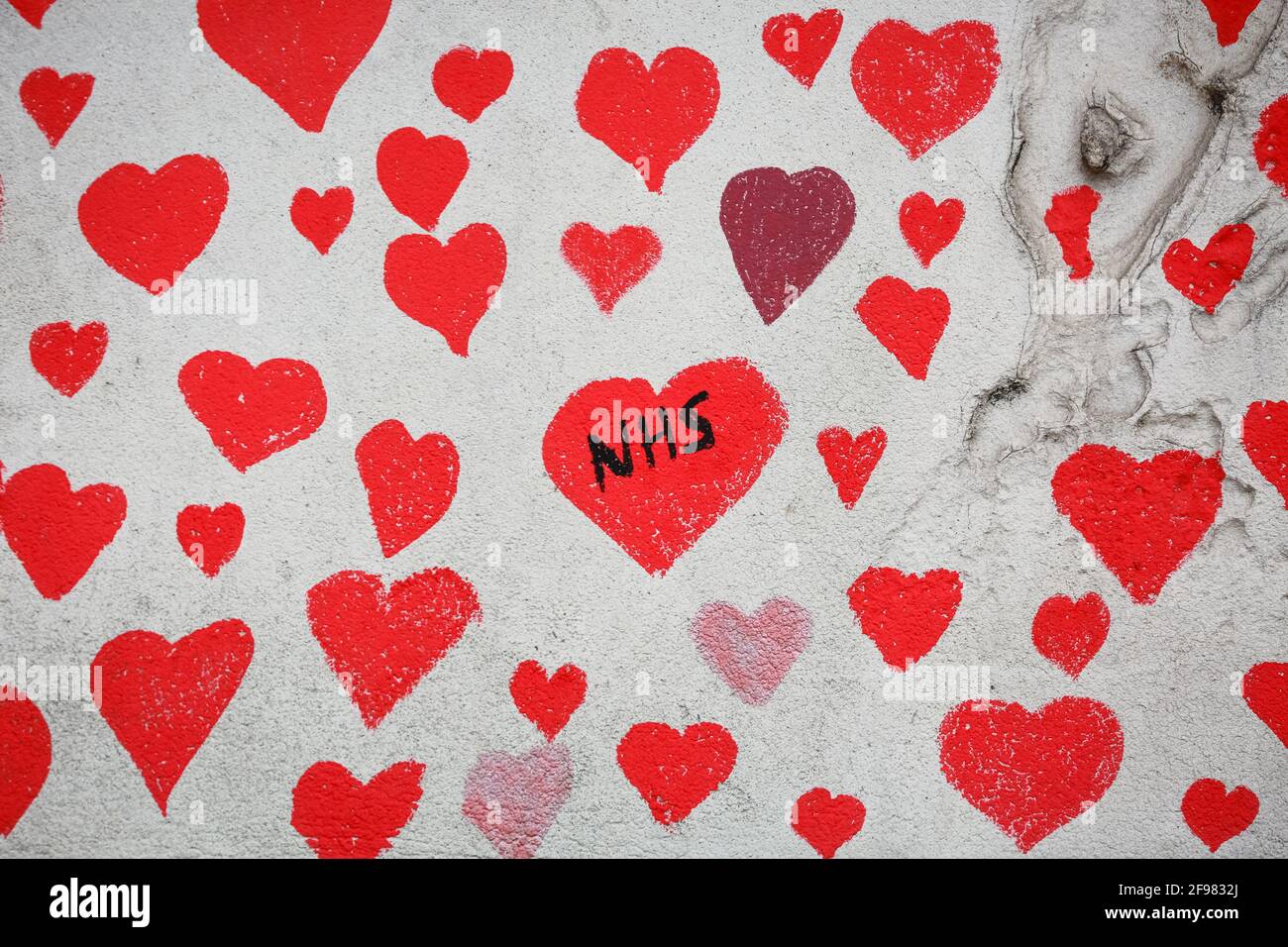 London, Großbritannien. 13. April 2021. National COVID Memorial Wall - handgezeichnete rote Herzen auf einer Mauer gegenüber dem Parlament. Quelle: Waldemar Sikora Stockfoto