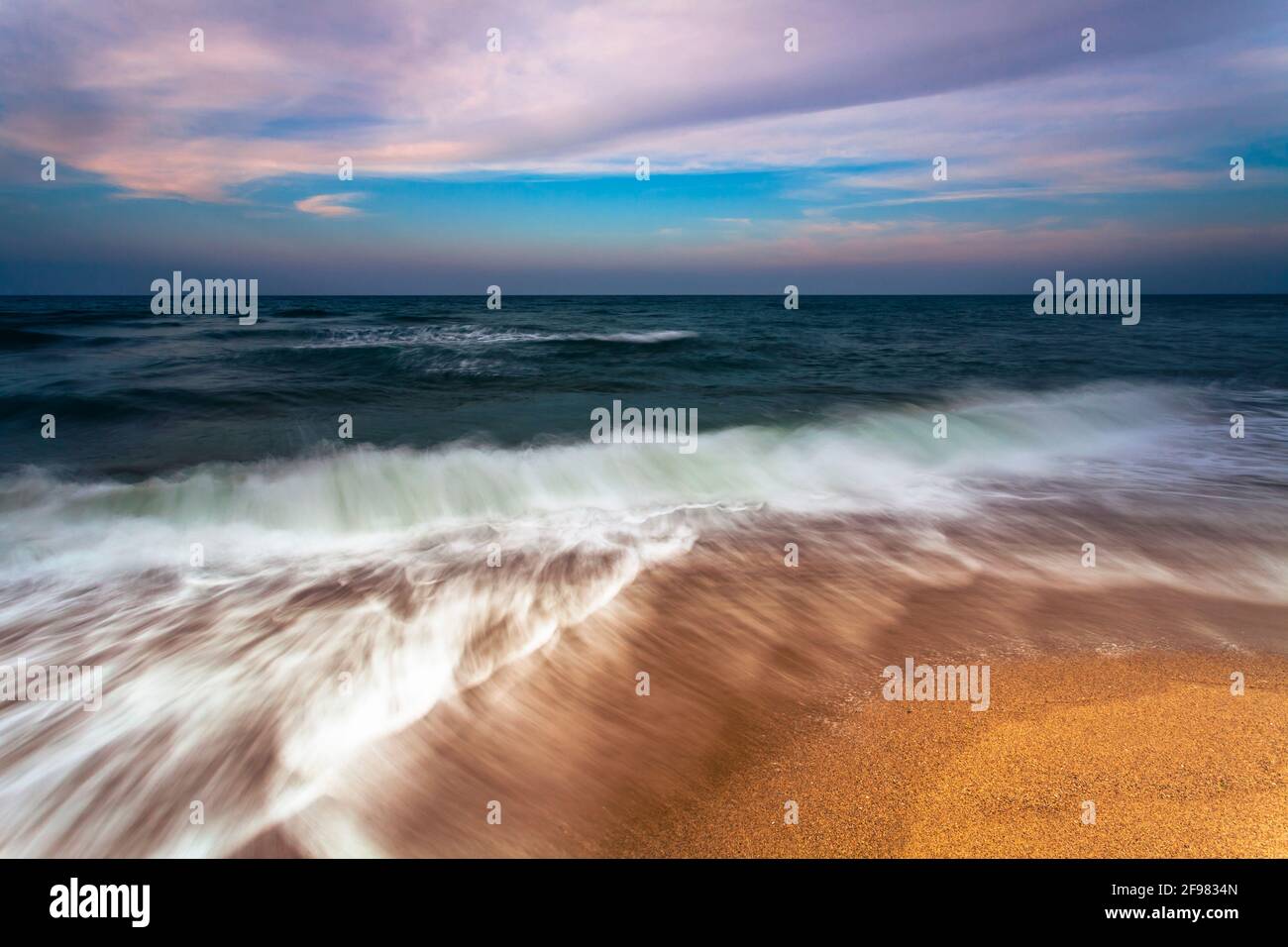 Wellen am Strand in der Nähe von Obsoz Stadt Stockfoto