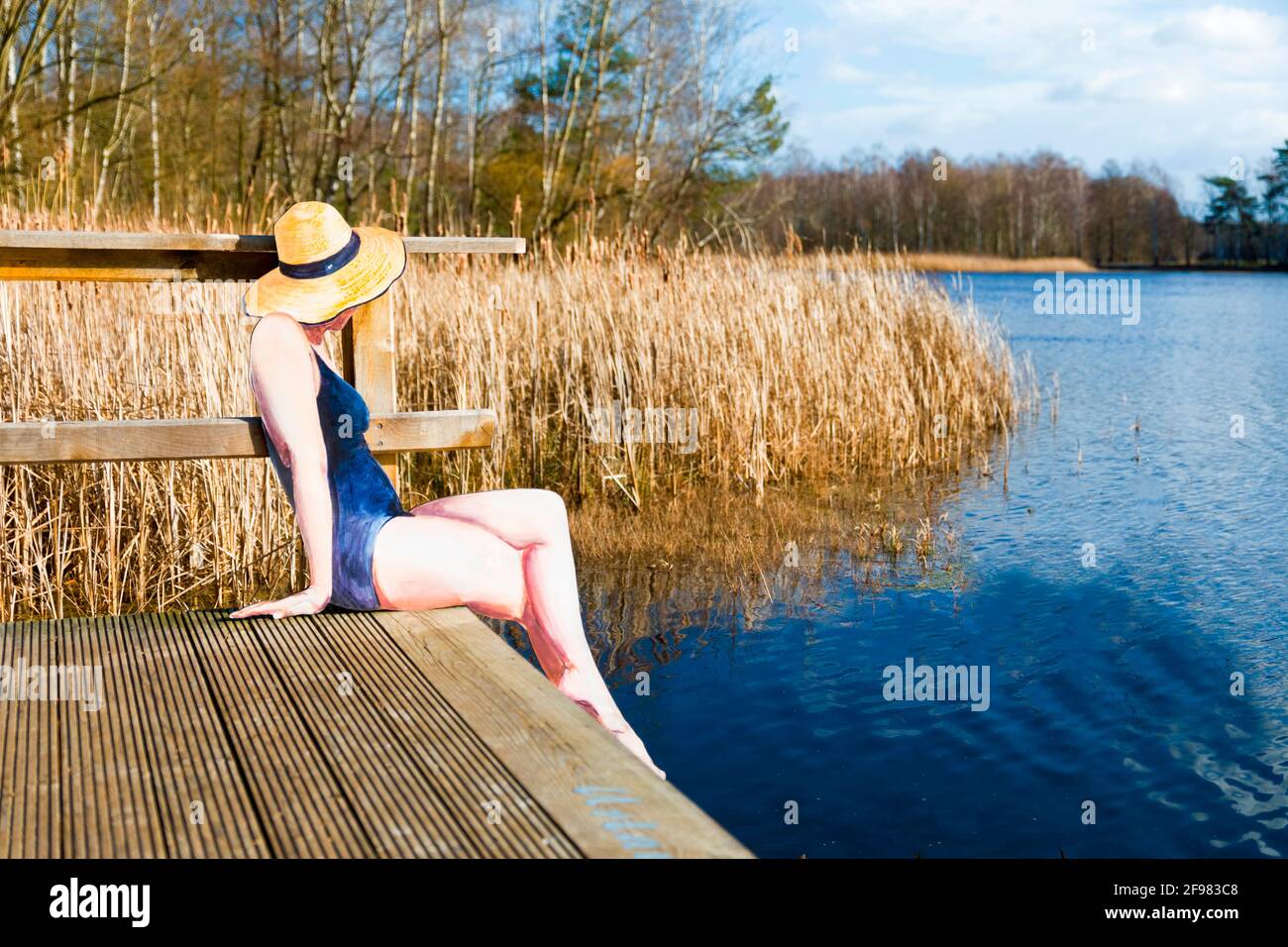 Frau in menschlicher Darstellung sitzt auf einem Badesteg Stockfoto