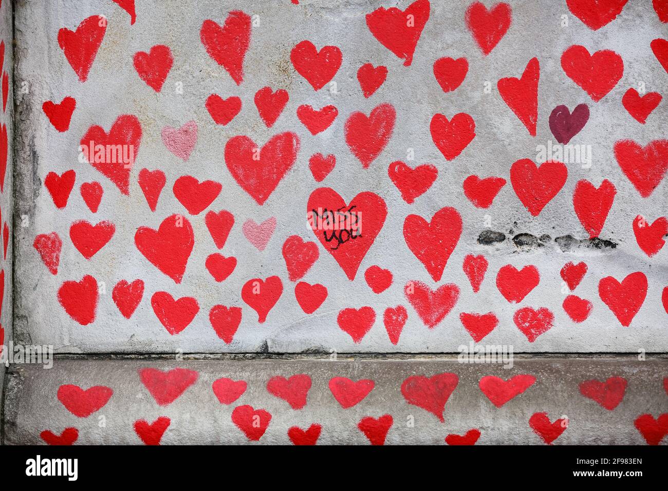 London, Großbritannien. 13. April 2021. National COVID Memorial Wall - handgezeichnete rote Herzen auf einer Mauer gegenüber dem Parlament. Quelle: Waldemar Sikora Stockfoto