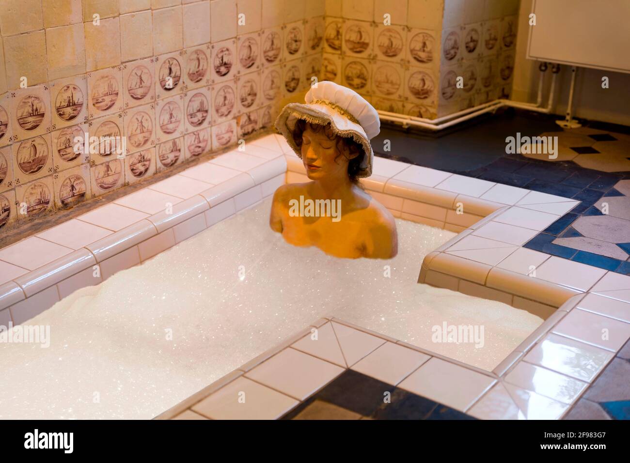 Frau in menschlicher Darstellung in einer Badewanne, Bad Rehburg, Niedersachsen Stockfoto