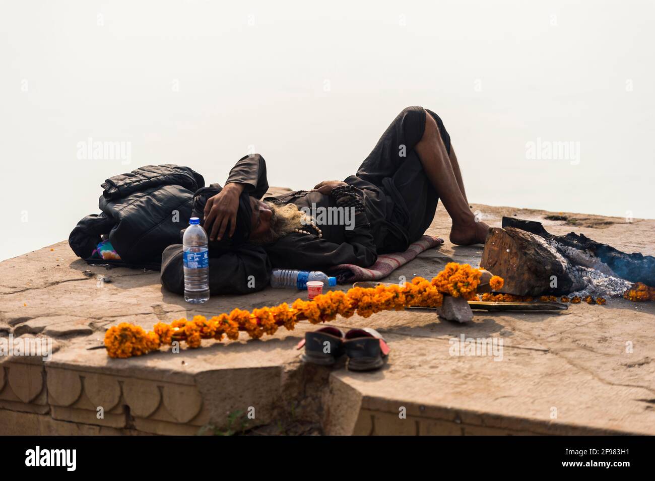 Indien, Varanasi, Szenen in Dasaswamedh Ghat, Sadhu, Lüge, Stockfoto