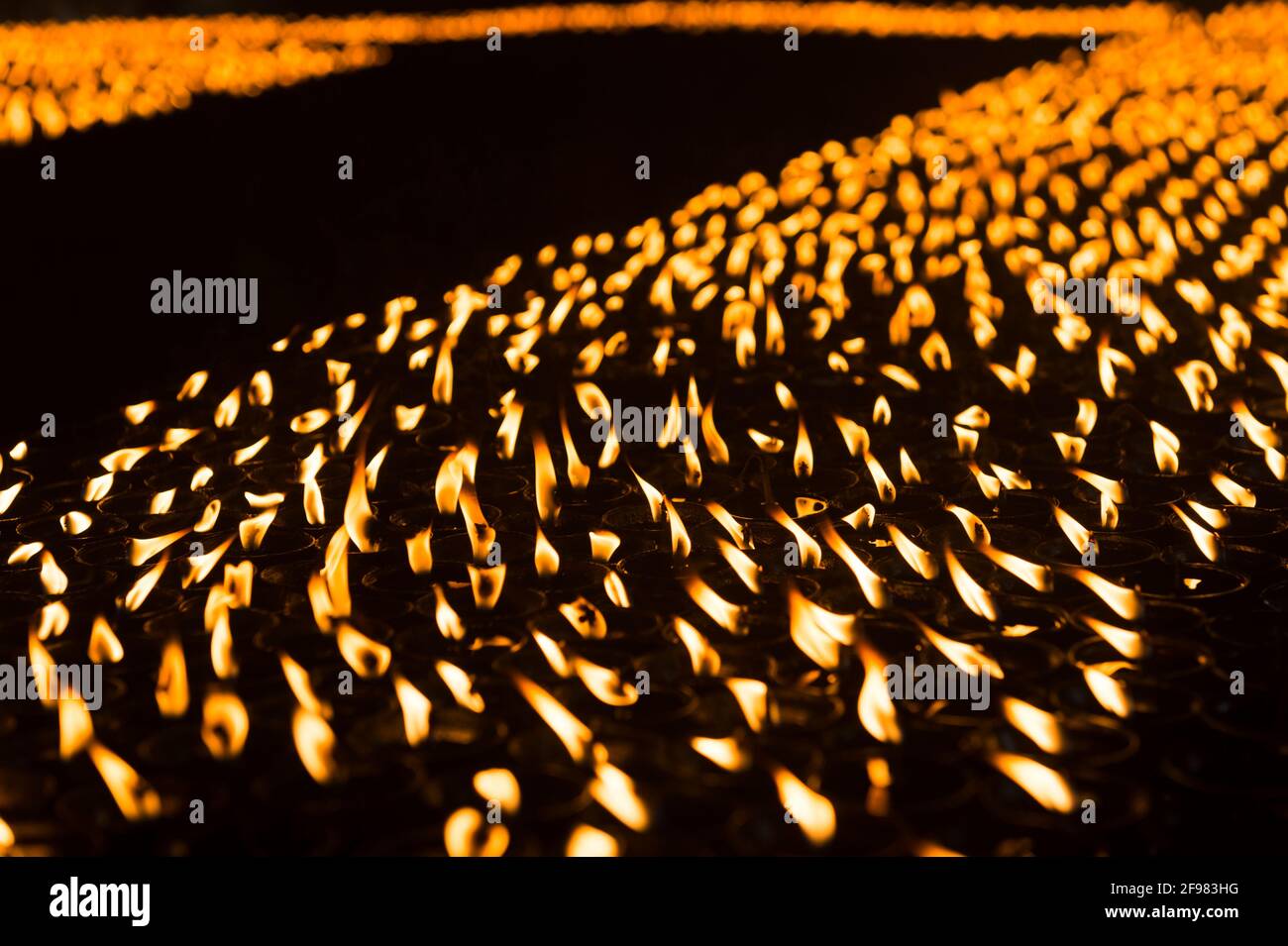 Indien, Bodhgaya, Szenen am Mahabodhi-Tempel, Opferkerzen, Lichtermeer, Stockfoto