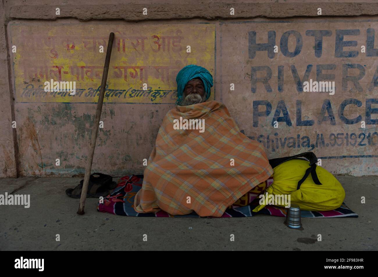 Indien, Varanasi, Szenen in Dasaswamedh Ghat, Bettler, Tuch, bedeckt Stockfoto