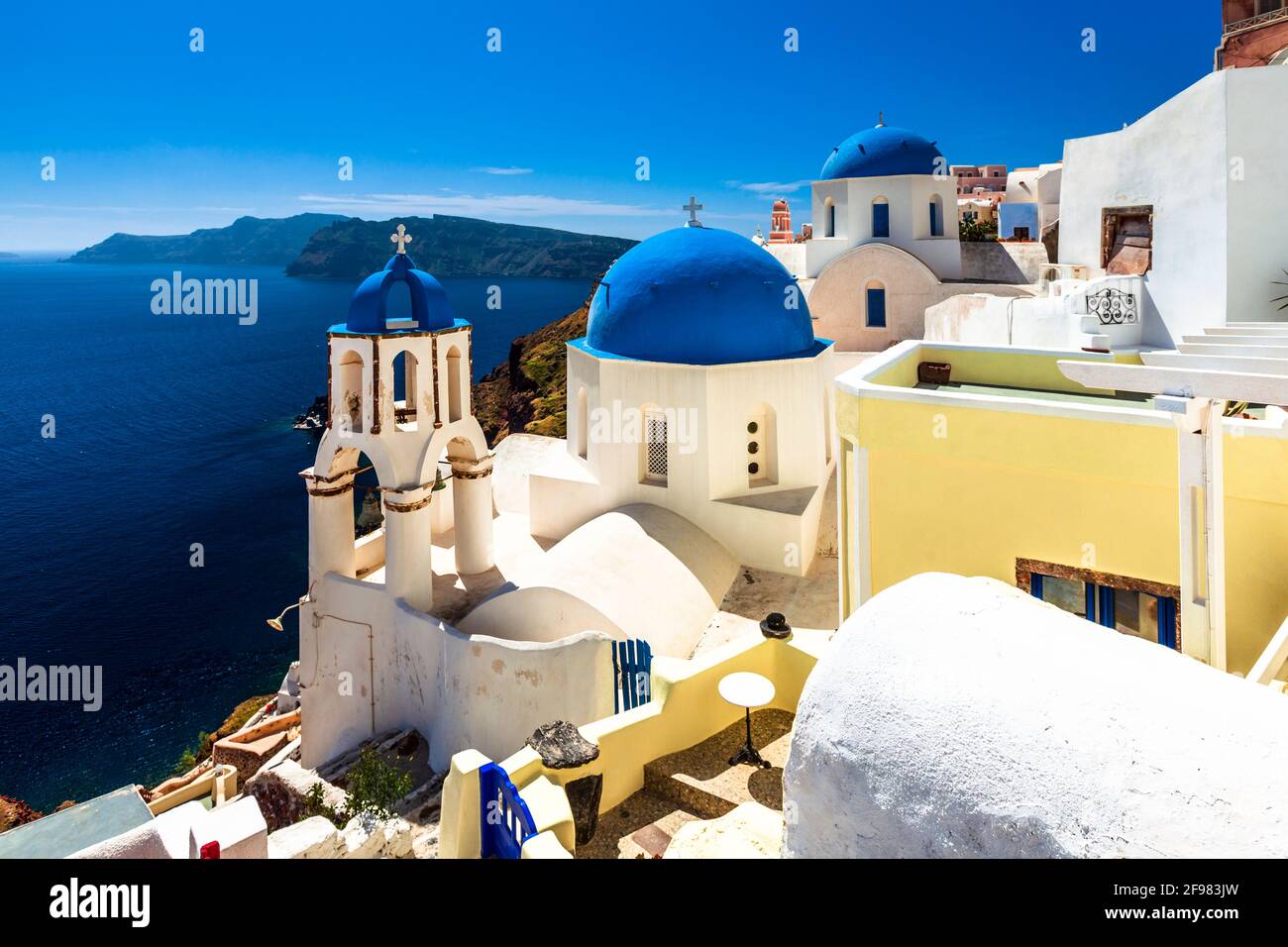 Kirchen mit blauen Kuppeln auf der Insel Santorini Stockfoto