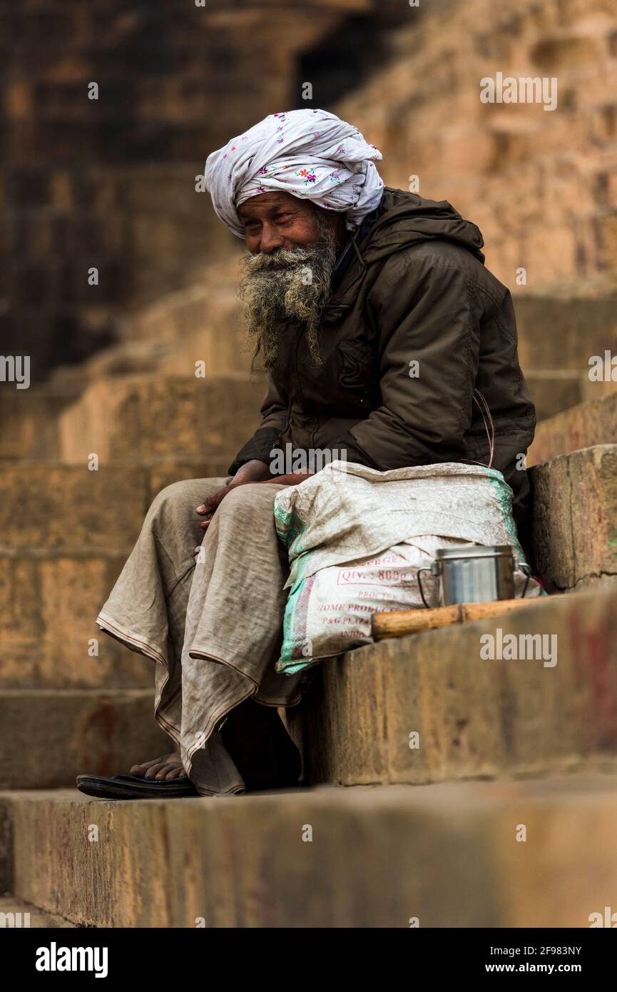 Indien, Varanasi, Szenen in Dasaswamedh Ghat, Schritte, Bettler, sitzen Stockfoto