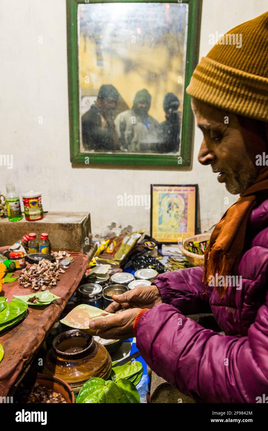 Indien, Varanasi, Szenen in der Altstadt, Kauffrau, Geld Stockfoto
