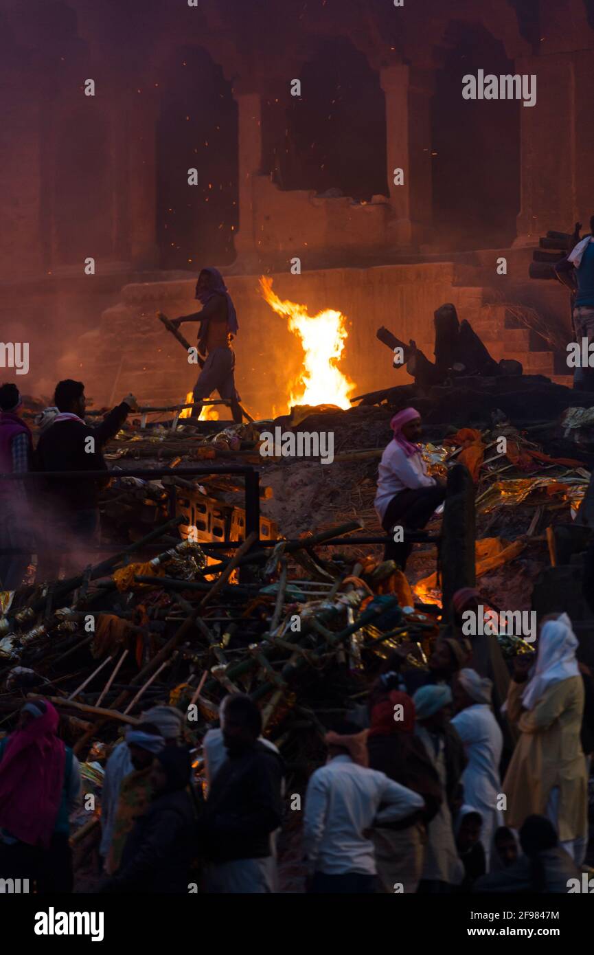 Indien, Varanasi, Szenen in Manikarnika Ghat, Menschen, Feuer Stockfoto