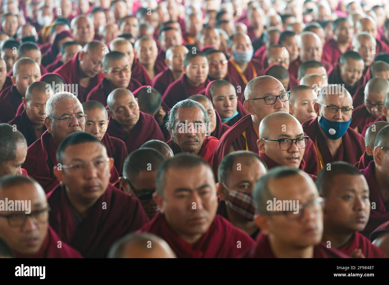 Indien, Bodhgaya, Szenen im Mahabodhi-Tempel, Menschenmenge, Mönche, Stockfoto