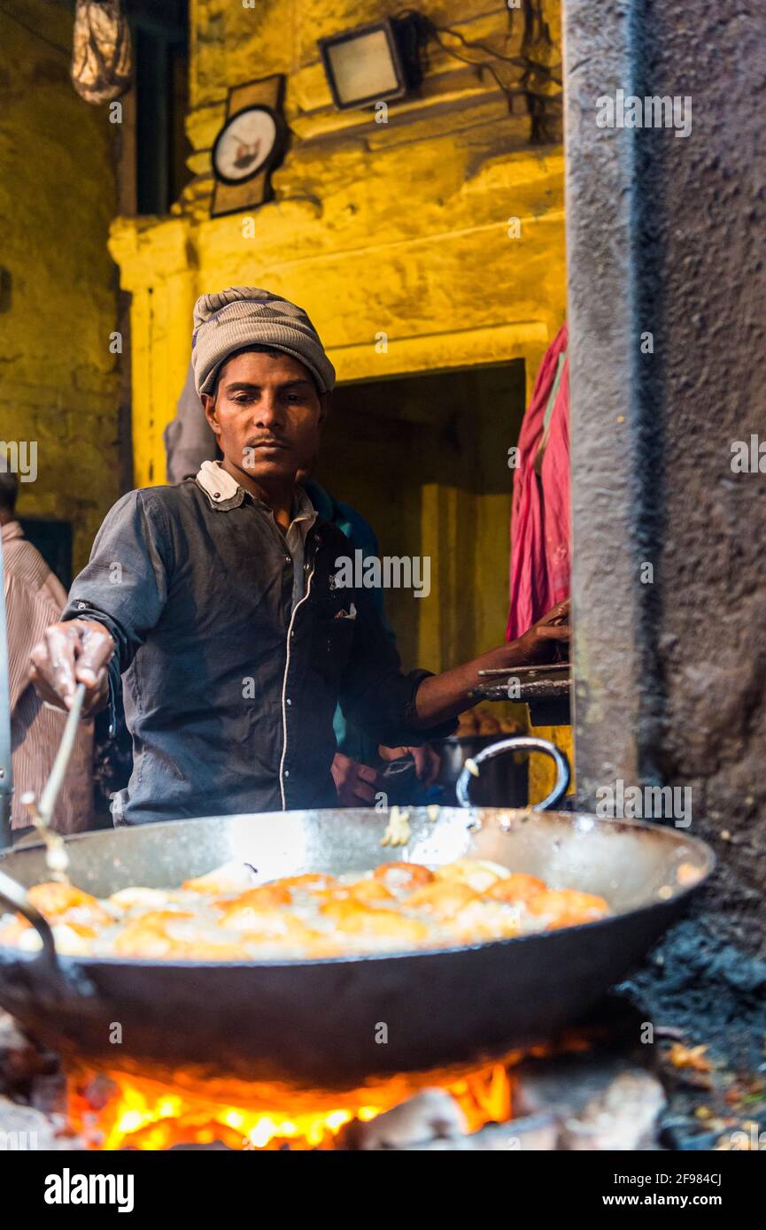 Indien, Varanasi, in der Altstadt, Mann, Kochen, Pfanne, Feuer Stockfoto