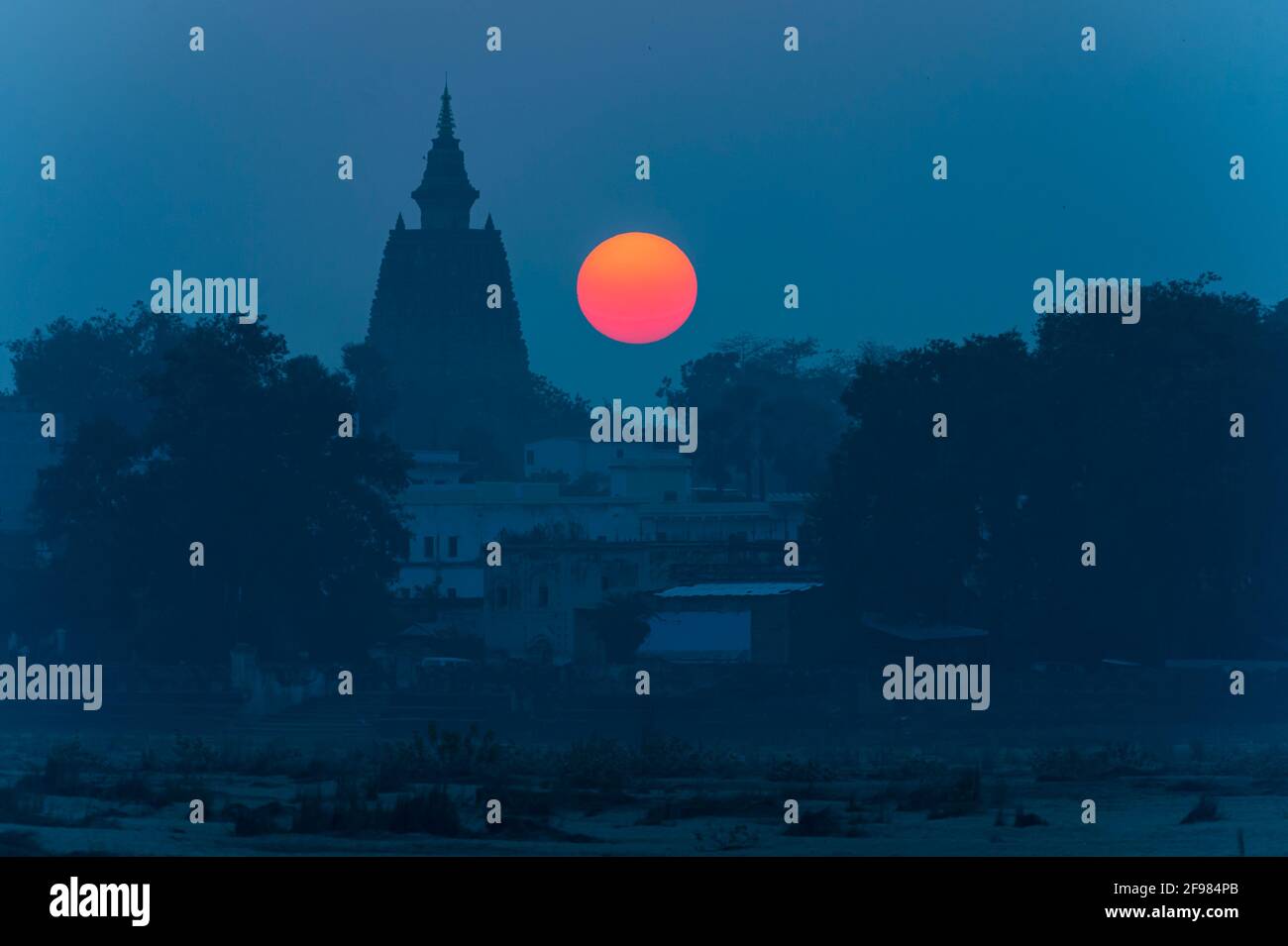 Indien, Bodhgaya, Szenen am Mahabodhi-Tempel, Dunkelheit, Abendsonne Stockfoto