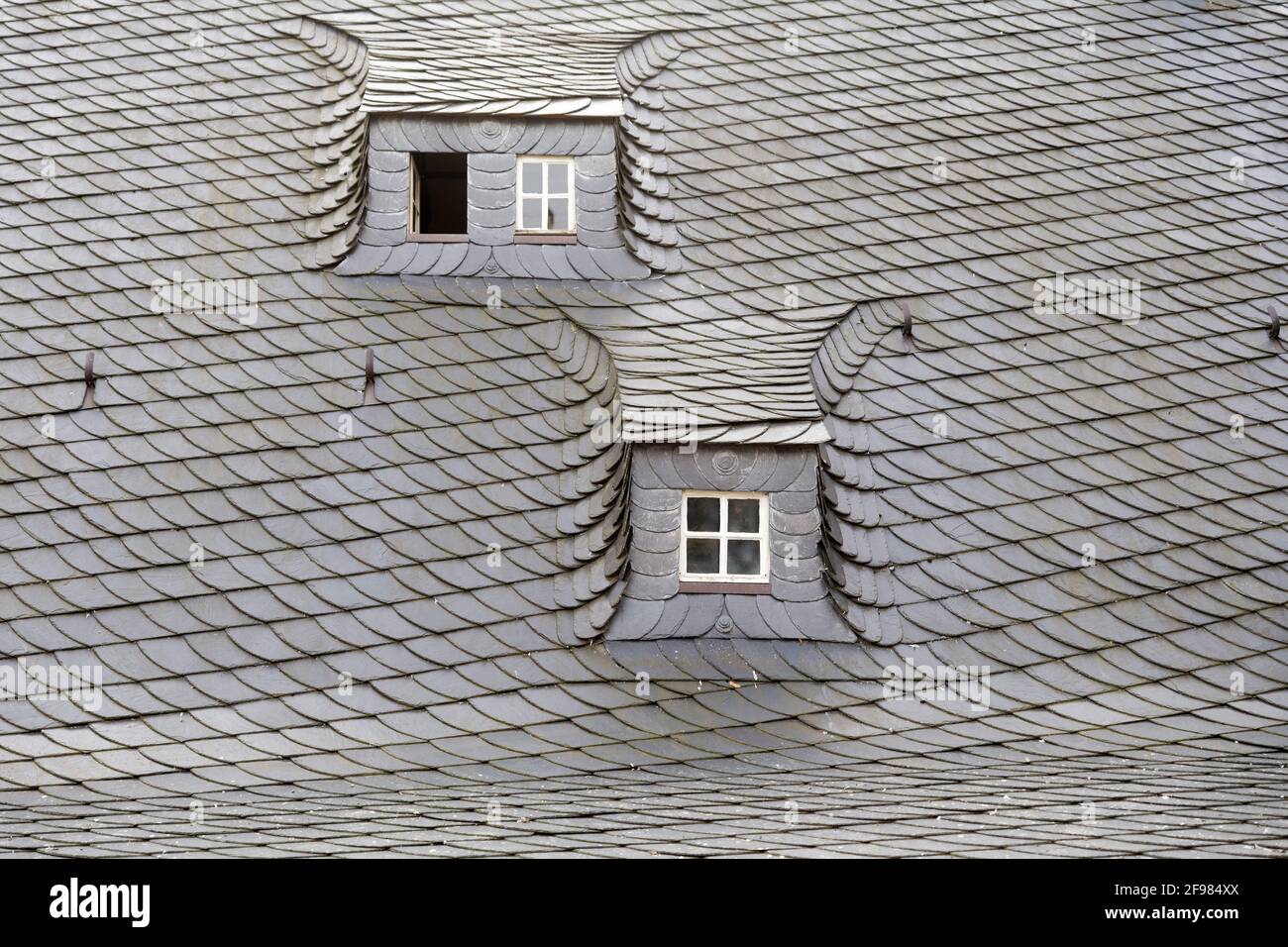 Schieferdächer schmücken die historischen Häuser im niedersächsischen Goslar/Harz Stockfoto