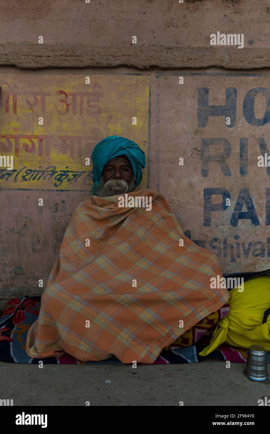 Indien, Varanasi, Szenen in Dasaswamedh Ghat, Bettler, Decke, eingewickelt Stockfoto