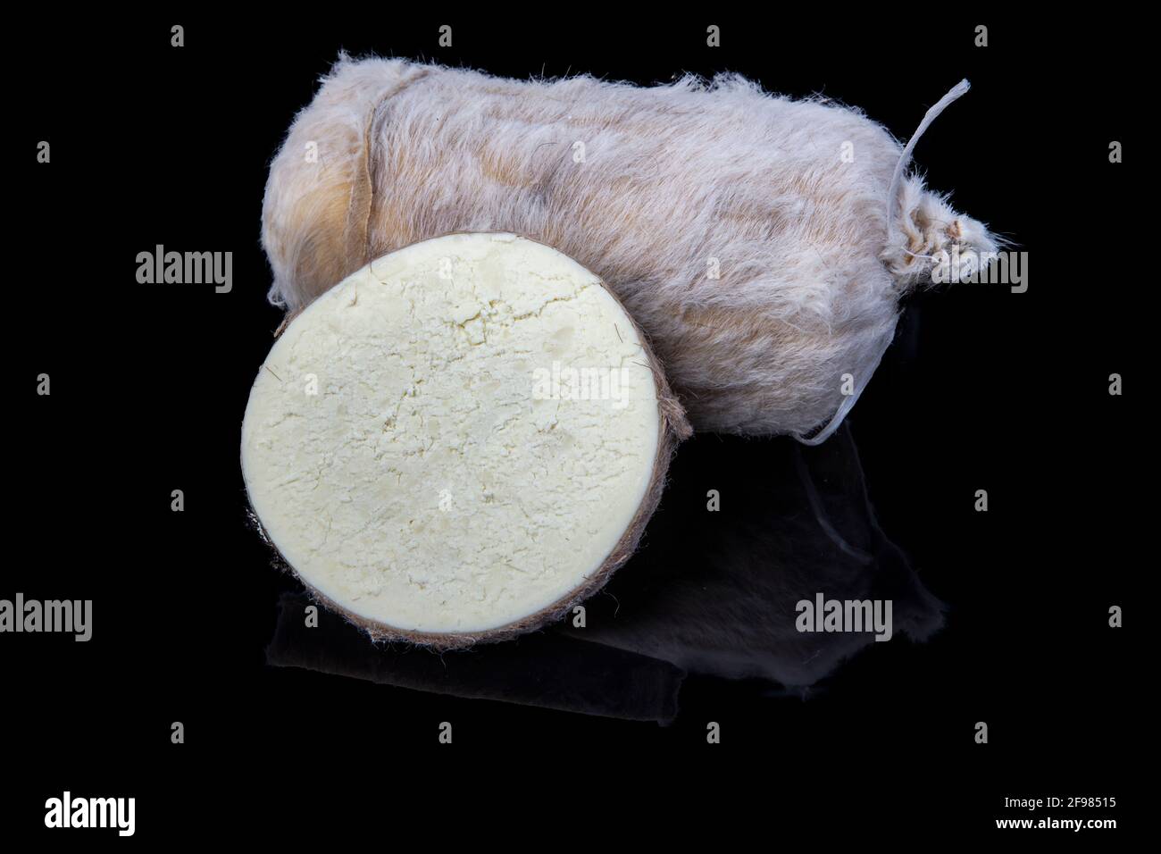 Tulum Cheese ist ein traditioneller türkischer Ziegenmilchkäse, der in  einem Ziegenfell-Mantel gereift ist und auf Türkisch tulum genannt wird.  Tulum-Käse in Scheiben (Türkisch: tulum pe Stockfotografie - Alamy