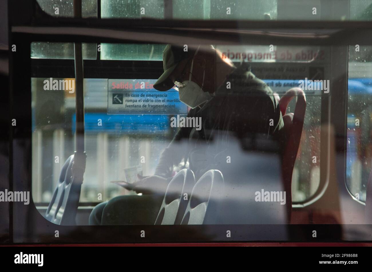 Ein Mann sah am 15. April 2021 in einem Transmilenio-Bus in Bogota, Kolumbien, inmitten einer zweiten 3-tägigen Quarantäne, die durch den november verursacht wurde, eine schützende Gesichtsmaske tragen Stockfoto